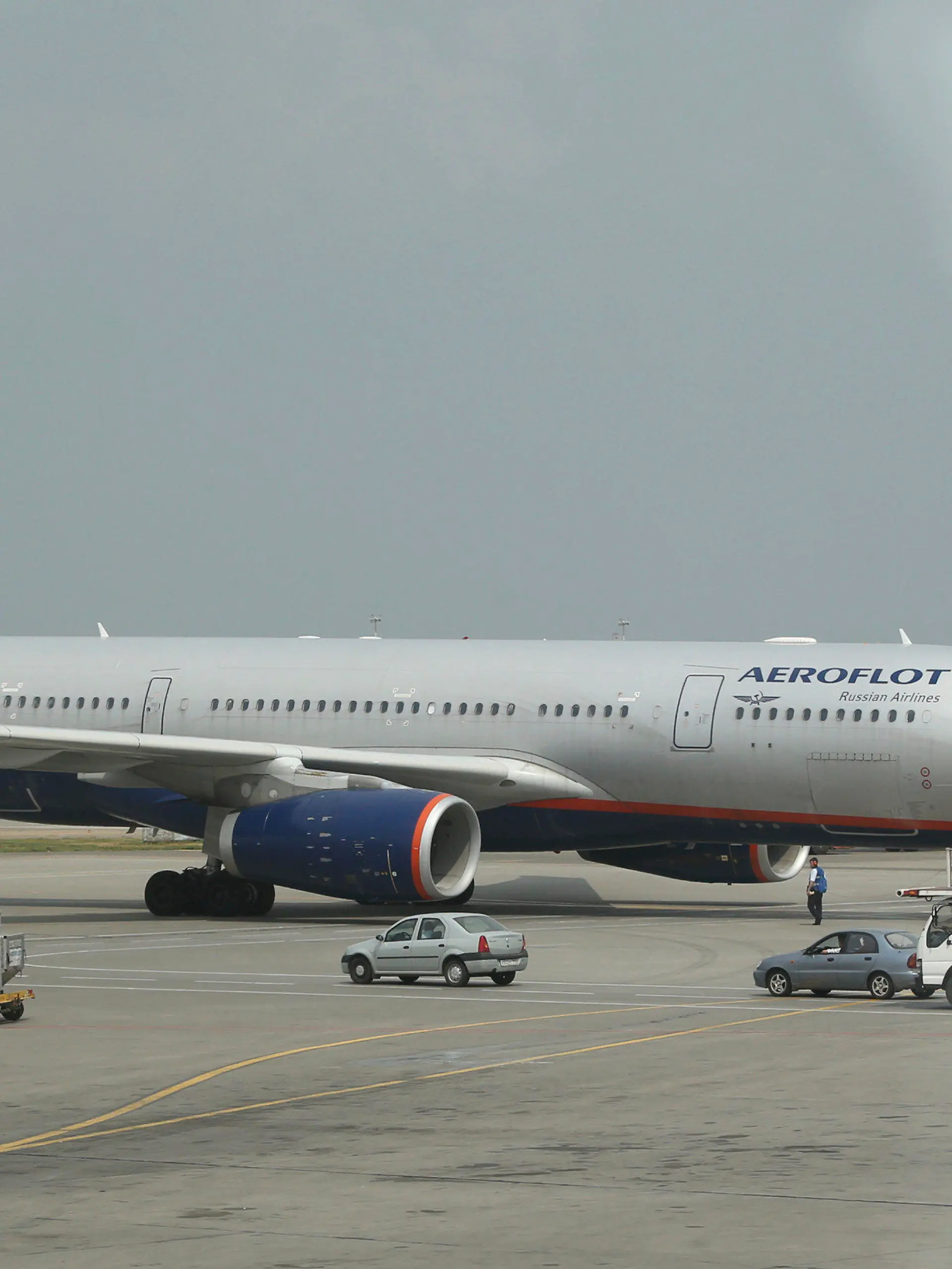 ARCHIV - 27.06.2013, Russland, Moskau: Der Airbus A330, der für einen internationalen Flug der Aeroflot eingesetzt wird, wird am 27. Juni 2013 auf dem Flughafen Scheremetjewo in Moskau vorbereitet. Die russische Fluggesellschaft Aeroflot setzt ab Montag alle Flüge nach Europa aus. Das sei eine Reaktion auf die Luftraumbeschränkungen der Europäischen Union für Russland, wie die russische Agentur Interfax meldete. Weiterhin sollen russische Staatsbürger aus Europa nach Russland ausgeflogen werden, wie das russische Außenministerium und die russische Luftverkehrsbehörde laut der Staatsagentur Tass mitteilten. Foto: Sergei Grits/AP/dpa +++ dpa-Bildfunk +++