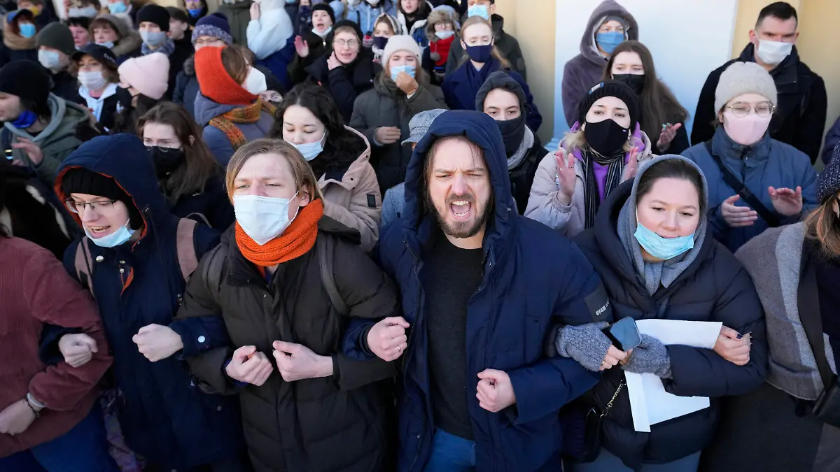 27.02.2022, Russland, St. Petersburg: Demonstrierende protestieren gegen Russlands Invasion in die Ukraine. Trotz Massenverhaftungen gingen die Menschen in Moskau, St. Petersburg und anderen russischen Städten den dritten Tag in Folge auf die Straße. Foto: Dmitri Lovetsky/AP/dpa +++ dpa-Bildfunk +++