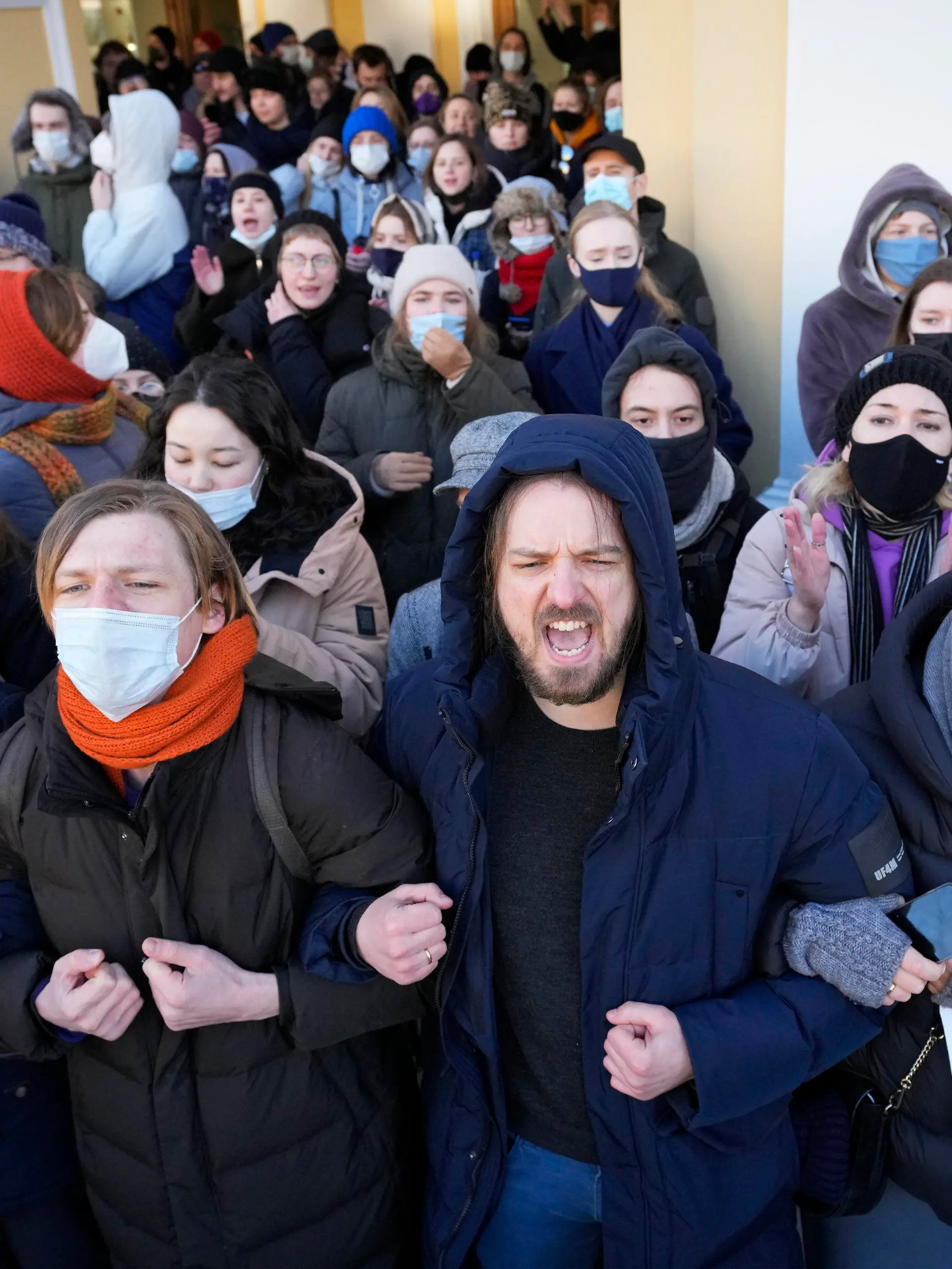27.02.2022, Russland, St. Petersburg: Demonstrierende protestieren gegen Russlands Invasion in die Ukraine. Trotz Massenverhaftungen gingen die Menschen in Moskau, St. Petersburg und anderen russischen Städten den dritten Tag in Folge auf die Straße. Foto: Dmitri Lovetsky/AP/dpa +++ dpa-Bildfunk +++