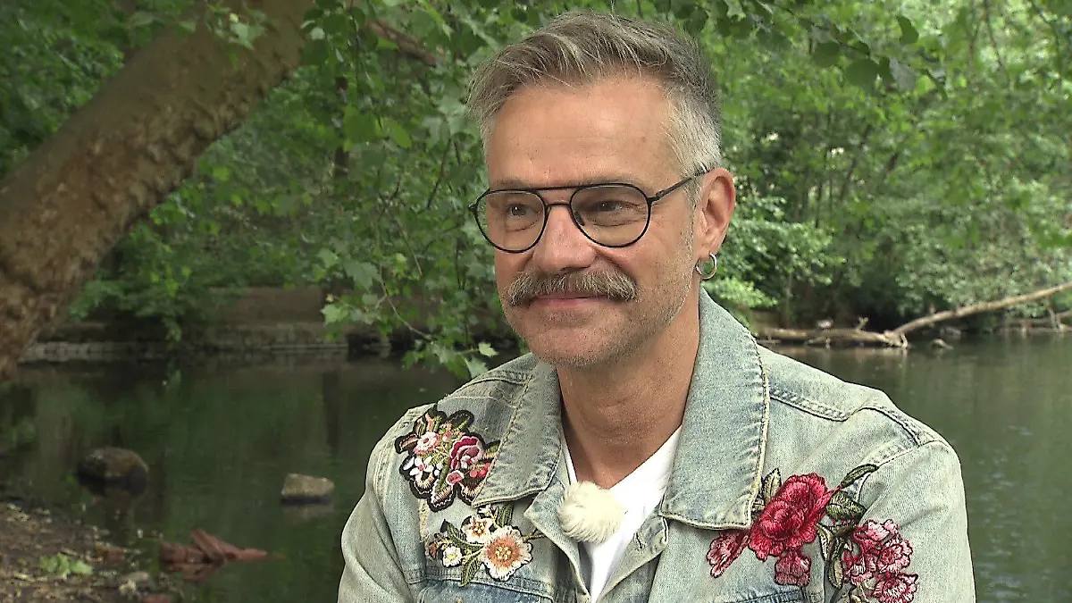Raphael Schneider erinnert sich im RTL-Interview an die Reaktion seiner „Mutti“ auf sein Outing.