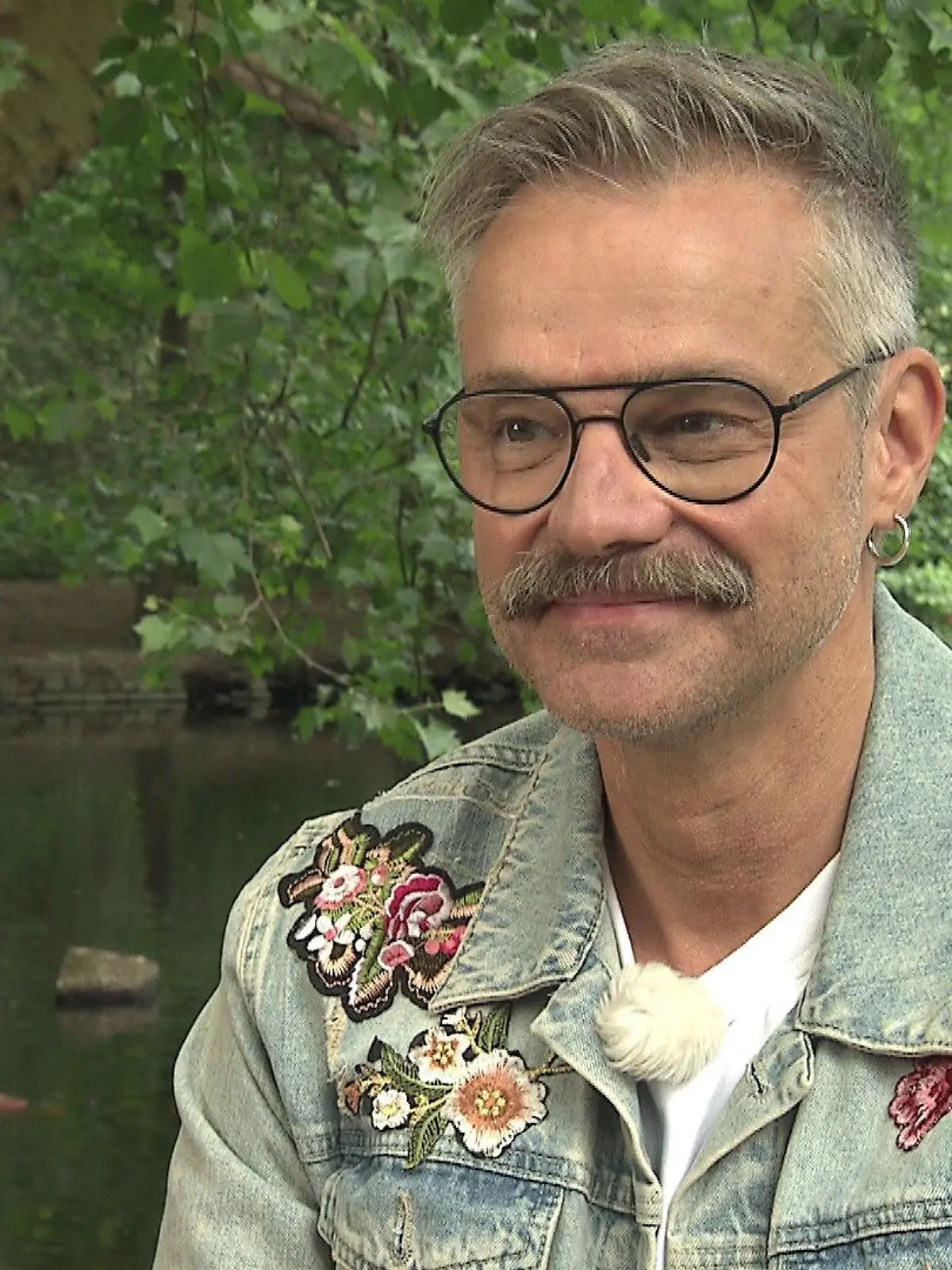 Raphael Schneider erinnert sich im RTL-Interview an die Reaktion seiner „Mutti“ auf sein Outing.