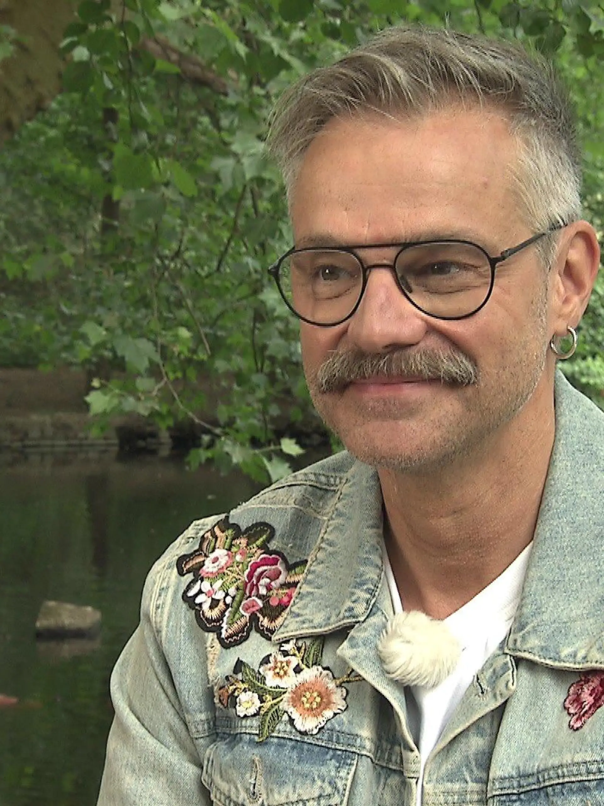 Raphael Schneider erinnert sich im RTL-Interview an die Reaktion seiner „Mutti“ auf sein Outing.
