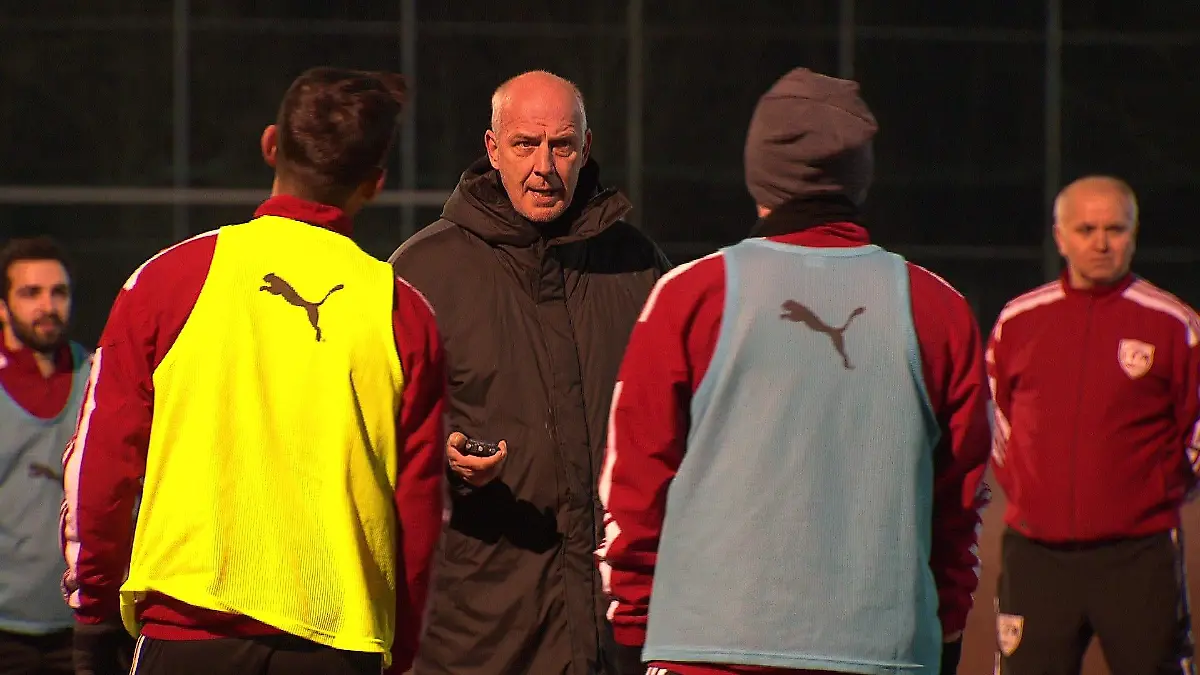 Mario Basler beim ersten Training mit Türkgücü Osnabrück