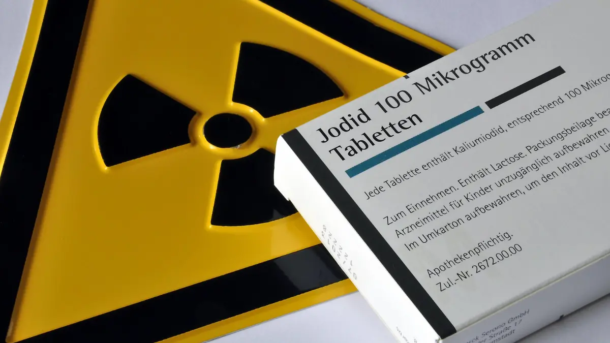 Bildnummer: 55225793  Datum: 02.04.2011  Copyright: imago/Steinach Jodtabletten auf Schild Radioaktivität, Tabletten, Jodtabletten, Jod, Jodid, Medikament, Apotheke, Schild, Radioaktivität, radioaktiv, verseucht, Verseuchung, Atomkraft, Atomenergie Objekte Symbolfoto Gesellschaft Anti Atom Bewegung Antiatombewegung Atomgegner kbdig xdp 2011 quer  o0 StudioBildnummer 55225793 Date 02 04 2011 Copyright Imago Steinach Iodine tablets on Shield Radioactivity Tablets Iodine tablets Iodine Iodide Drug Pharmacy Shield Radioactivity radioactive contaminated Contamination Nuclear power Atomic Energy Objects Symbolic image Society Anti Atom Movement Anti-nuclear movement Nuclear opponents Kbdig XDP 2011 horizontal o0 Studio 