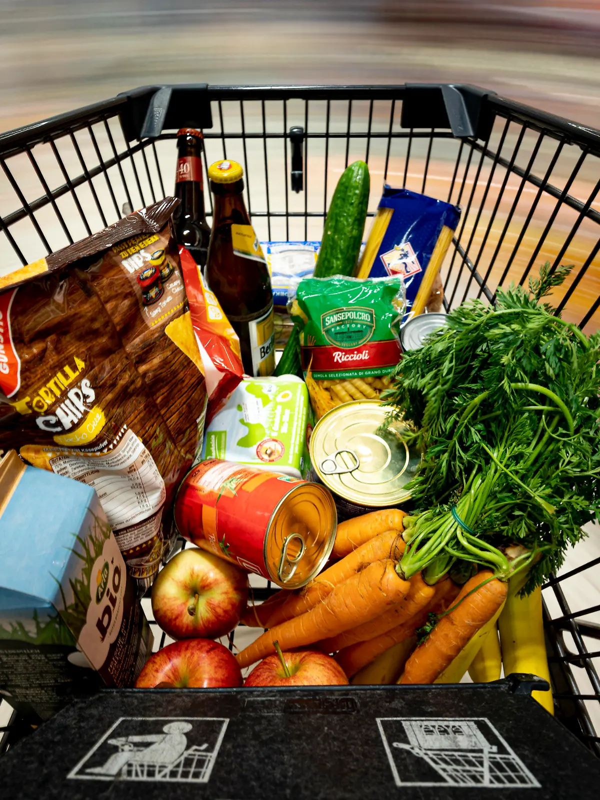 ARCHIV - 14.04.2021, Berlin: Ein Einkauf liegt in einem Einkaufswagen in einem Supermarkt. Die Inflation in Deutschland ist im November 2021 auf den höchsten Stand seit fast 30 Jahren gestiegen. Foto: Fabian Sommer/dpa +++ dpa-Bildfunk +++