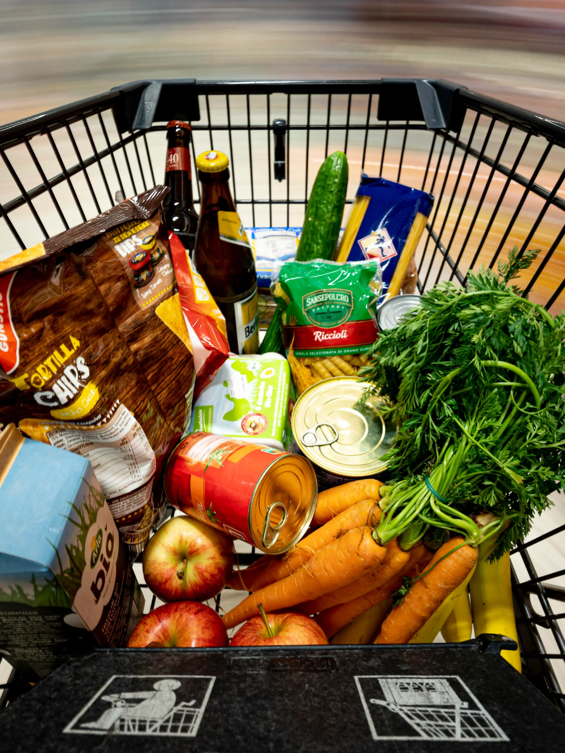 ARCHIV - 14.04.2021, Berlin: Ein Einkauf liegt in einem Einkaufswagen in einem Supermarkt. Die Inflation in Deutschland ist im November 2021 auf den höchsten Stand seit fast 30 Jahren gestiegen. Foto: Fabian Sommer/dpa +++ dpa-Bildfunk +++