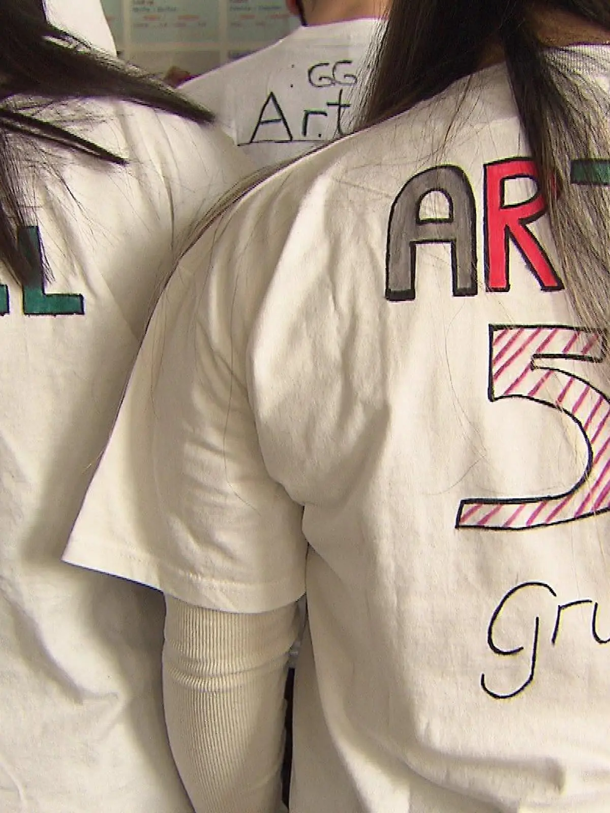 Schüler mit bemalten T-Shirts