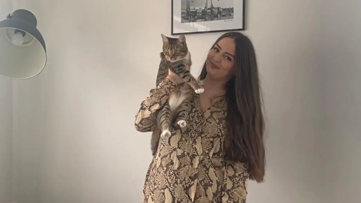 SONDERKONDITIONEN: Satzpreis!
Madison Hartery with Birdie the cat. See SWNS story SWOCneedle. A terrified pet owner had to fork out £5,000 in vet bills for emergency surgery after her beloved cat swallowed a piece of cotton - with a NEEDLE attached. Madison Hartery, 25, had laid out her sewing supplies to fix one of her dresses and had only left the room momentarily to grab the frock when she heard her cat Birdie playing with a button. Returning to the living room, she discovered Birdie with a piece of cotton in her mouth which she removed but quickly realised her needle that she'd threaded was missing. She ripped apart her kitchen searching for the needle before realising to her horror that it had been on the end of the piece of cotton that Birdie had been munching on. / action press