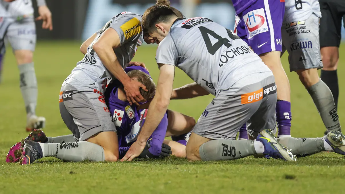  SOCCER - BL, A.Wien vs WAC VIENNA,AUSTRIA,27.FEB.22 - SOCCER - ADMIRAL Bundesliga, FK Austria Wien vs Wolfsberger AC. Image shows the injury of Georg Teigl A.Wien and Luka Lochoshvili WAC. PUBLICATIONxNOTxINxAUTxSUIxSWE GEPAxpictures/xDavidxBitzan
