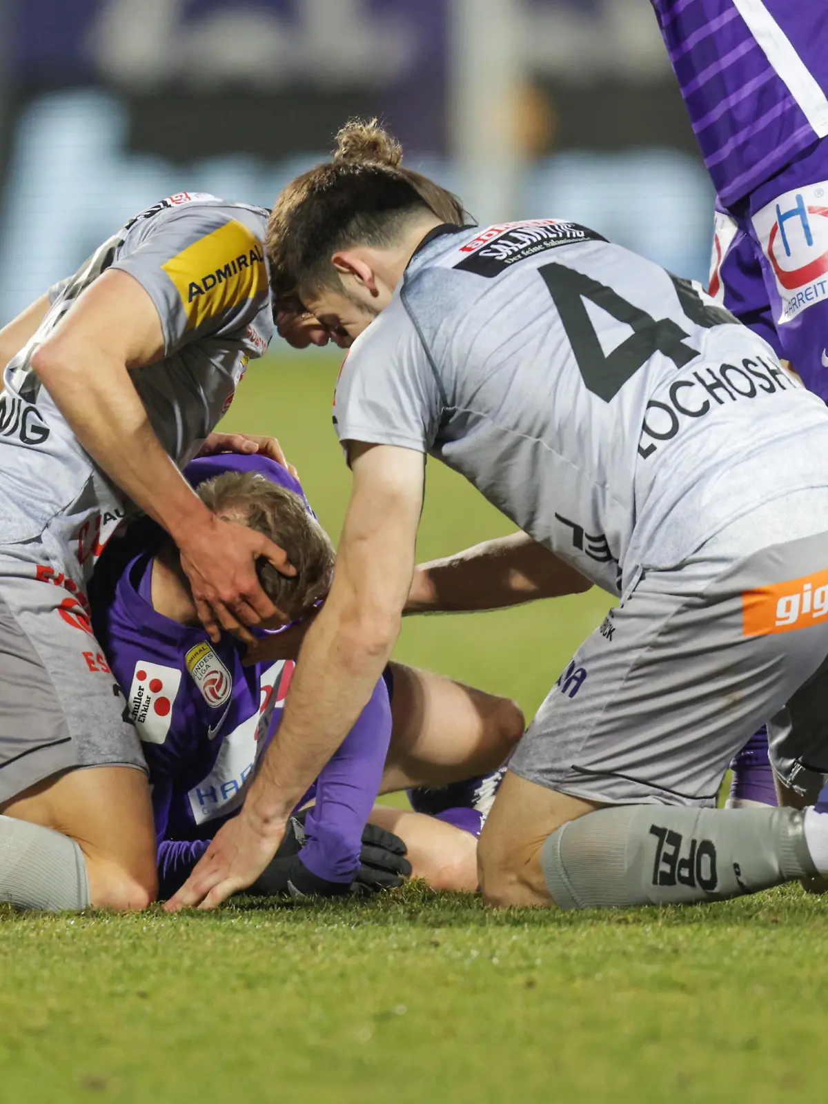  SOCCER - BL, A.Wien vs WAC VIENNA,AUSTRIA,27.FEB.22 - SOCCER - ADMIRAL Bundesliga, FK Austria Wien vs Wolfsberger AC. Image shows the injury of Georg Teigl A.Wien and Luka Lochoshvili WAC. PUBLICATIONxNOTxINxAUTxSUIxSWE GEPAxpictures/xDavidxBitzan