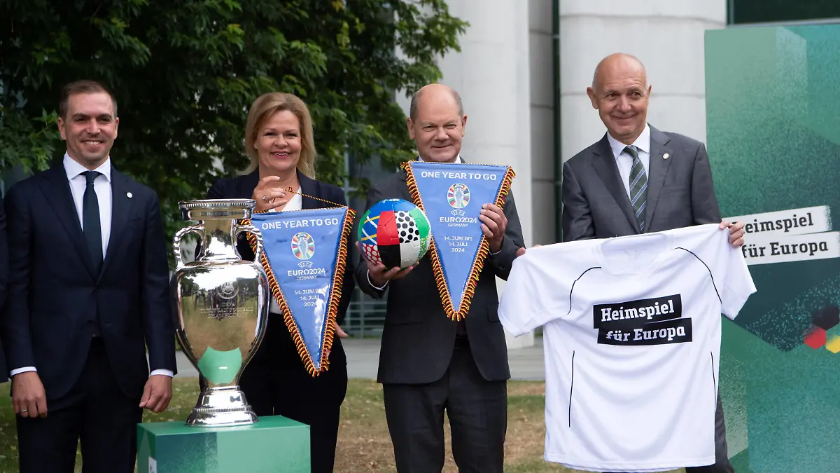 Fussball, Saison 2022/2023, Fototermin UEFA EURO, EM, Europameisterschaft,Fussball 2024, v. l. Philipp Lahm Turnierdirektor EURO 2024, Bundesministerin des Innern Nancy Faeser Bundesinnenministerin, Bundeskanzler Olaf Scholz, Bernd Neuendorf Präsident DFB, 14.06. 2023, *** Football, 2022 2023 season, photo opportunity UEFA Euro 2024, f l Philipp Lahm Tournament Director EURO 2024 , Federal Minister of the Interior Nancy Faeser Federal Minister of the Interior , Chancellor Olaf Scholz, Bernd Neuendorf President DFB , 14 06 2023, Copyright: xSebastianxRäppold/MatthiasxKochx