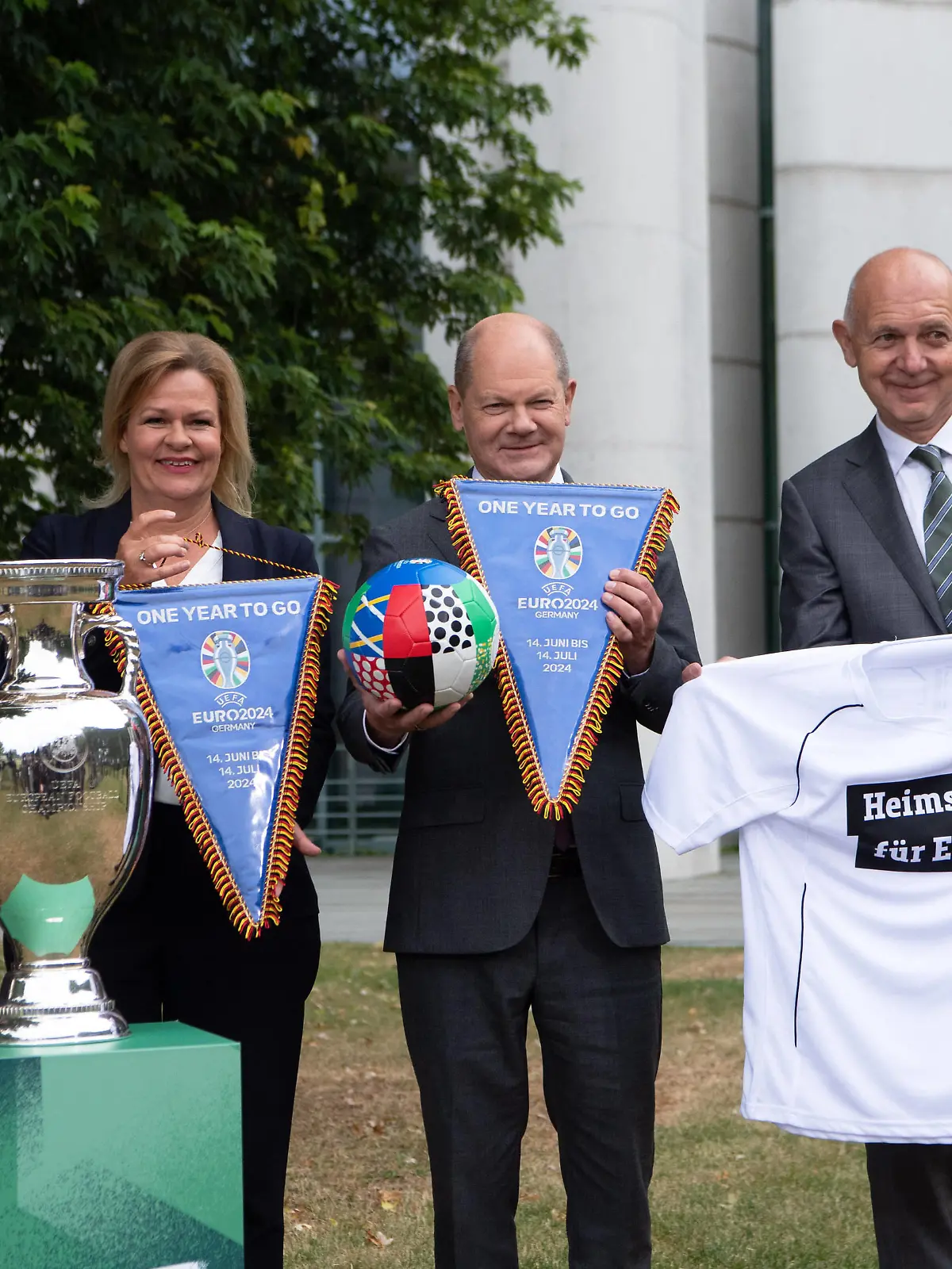 Fussball, Saison 2022/2023, Fototermin UEFA EURO, EM, Europameisterschaft,Fussball 2024, v. l. Philipp Lahm Turnierdirektor EURO 2024, Bundesministerin des Innern Nancy Faeser Bundesinnenministerin, Bundeskanzler Olaf Scholz, Bernd Neuendorf Präsident DFB, 14.06. 2023, *** Football, 2022 2023 season, photo opportunity UEFA Euro 2024, f l Philipp Lahm Tournament Director EURO 2024 , Federal Minister of the Interior Nancy Faeser Federal Minister of the Interior , Chancellor Olaf Scholz, Bernd Neuendorf President DFB , 14 06 2023, Copyright: xSebastianxRäppold/MatthiasxKochx