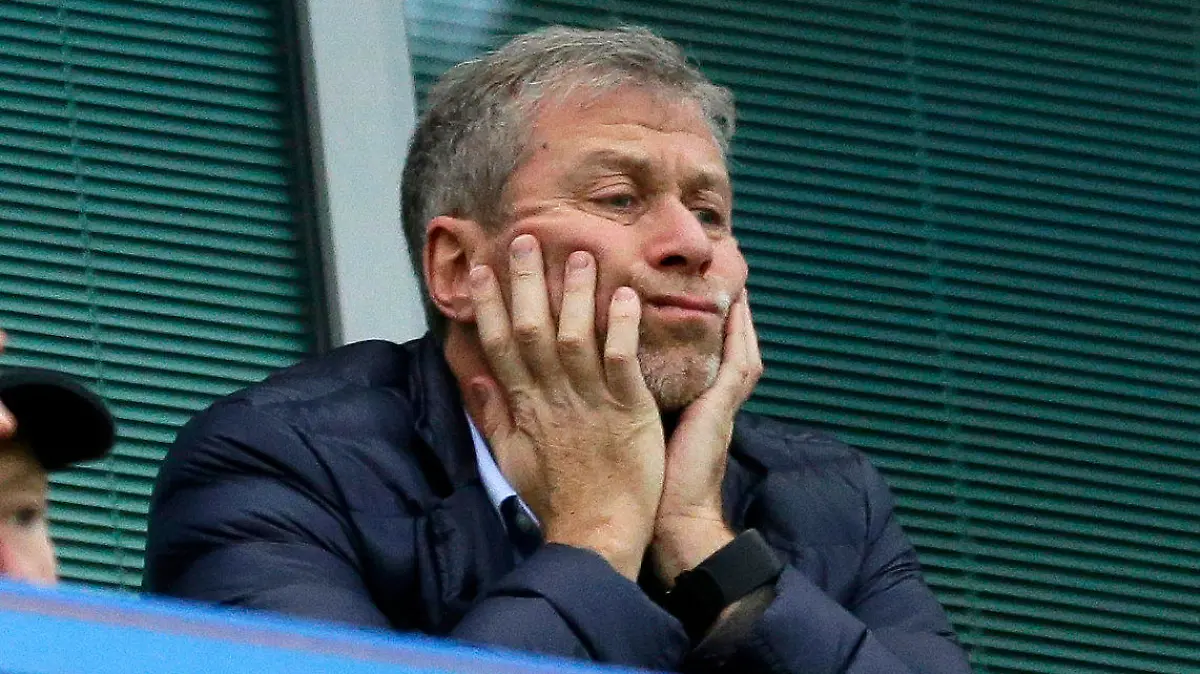 ARCHIV - 19.12.2015, Großbritannien, London: Der Besitzer des Fußballclubs Chelsea, Roman Abramovich, sitzt in seiner Loge vor dem Spiel der englischen Premier League gegen Sunderland im Stadion Stamford Bridge. Der russische Oligarch Roman Abramowitsch hat die Verwaltung des englischen Champions-League-Siegers FC Chelsea an die Treuhänder der wohltätigen Stiftung des Fußball-Clubs abgegeben. Foto: Matt Dunham/AP/dpa +++ dpa-Bildfunk +++