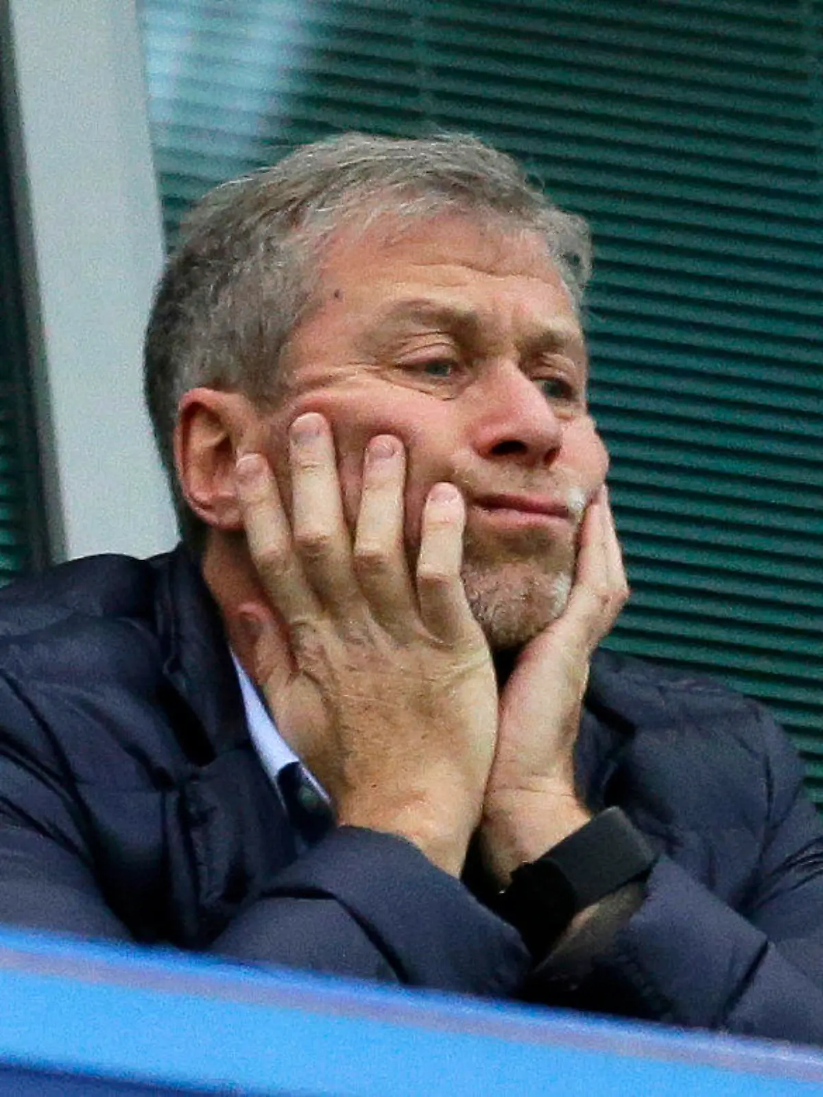 ARCHIV - 19.12.2015, Großbritannien, London: Der Besitzer des Fußballclubs Chelsea, Roman Abramovich, sitzt in seiner Loge vor dem Spiel der englischen Premier League gegen Sunderland im Stadion Stamford Bridge. Der russische Oligarch Roman Abramowitsch hat die Verwaltung des englischen Champions-League-Siegers FC Chelsea an die Treuhänder der wohltätigen Stiftung des Fußball-Clubs abgegeben. Foto: Matt Dunham/AP/dpa +++ dpa-Bildfunk +++