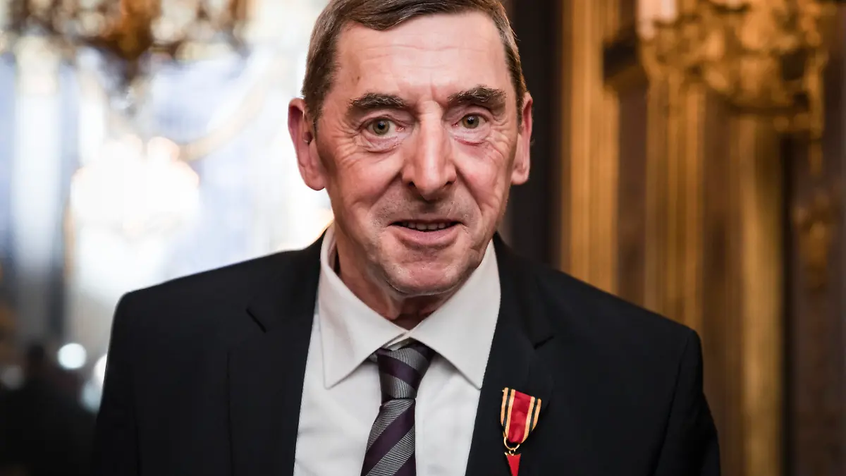 dpatopbilder - 16.10.2018, Frankreich, Paris: Daniel Nivel trägt das Bundesverdienstkreuz, das er im Palais Beauharnais von Bundesaußenminister Maas überreicht bekommen hat. Der französische Gendarm Nivel war während der Fußball-WM 1998 in Frankreich von deutschen Hooligans brutal attackiert worden. Foto: Xander Heinl/Xander Heinl/photothek.net/dpa - ACHTUNG: Nur mit vollständiger Nennung des vorstehenden Credits