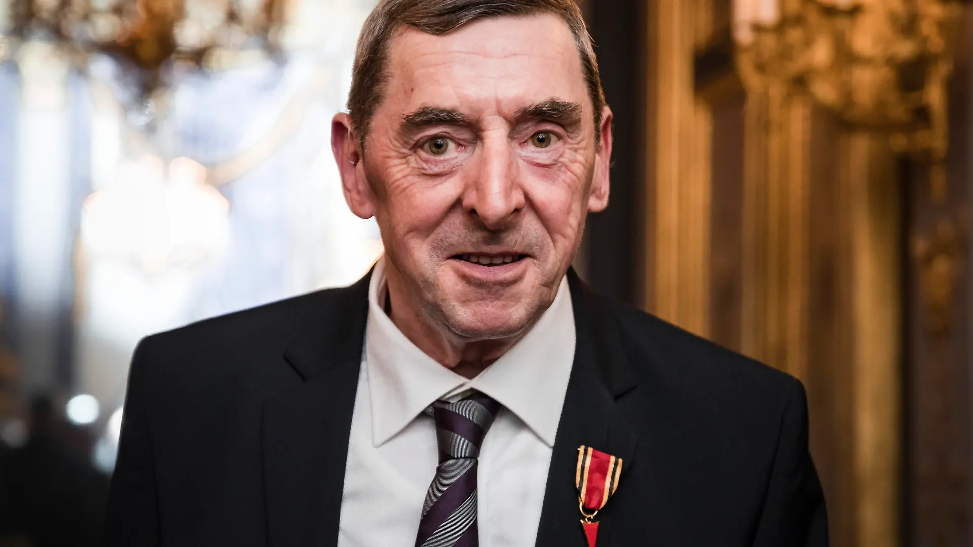 dpatopbilder - 16.10.2018, Frankreich, Paris: Daniel Nivel trägt das Bundesverdienstkreuz, das er im Palais Beauharnais von Bundesaußenminister Maas überreicht bekommen hat. Der französische Gendarm Nivel war während der Fußball-WM 1998 in Frankreich von deutschen Hooligans brutal attackiert worden. Foto: Xander Heinl/Xander Heinl/photothek.net/dpa - ACHTUNG: Nur mit vollständiger Nennung des vorstehenden Credits
