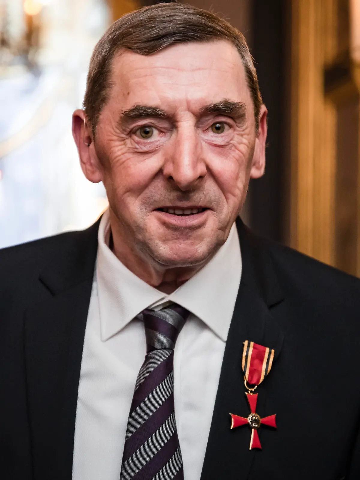dpatopbilder - 16.10.2018, Frankreich, Paris: Daniel Nivel trägt das Bundesverdienstkreuz, das er im Palais Beauharnais von Bundesaußenminister Maas überreicht bekommen hat. Der französische Gendarm Nivel war während der Fußball-WM 1998 in Frankreich von deutschen Hooligans brutal attackiert worden. Foto: Xander Heinl/Xander Heinl/photothek.net/dpa - ACHTUNG: Nur mit vollständiger Nennung des vorstehenden Credits