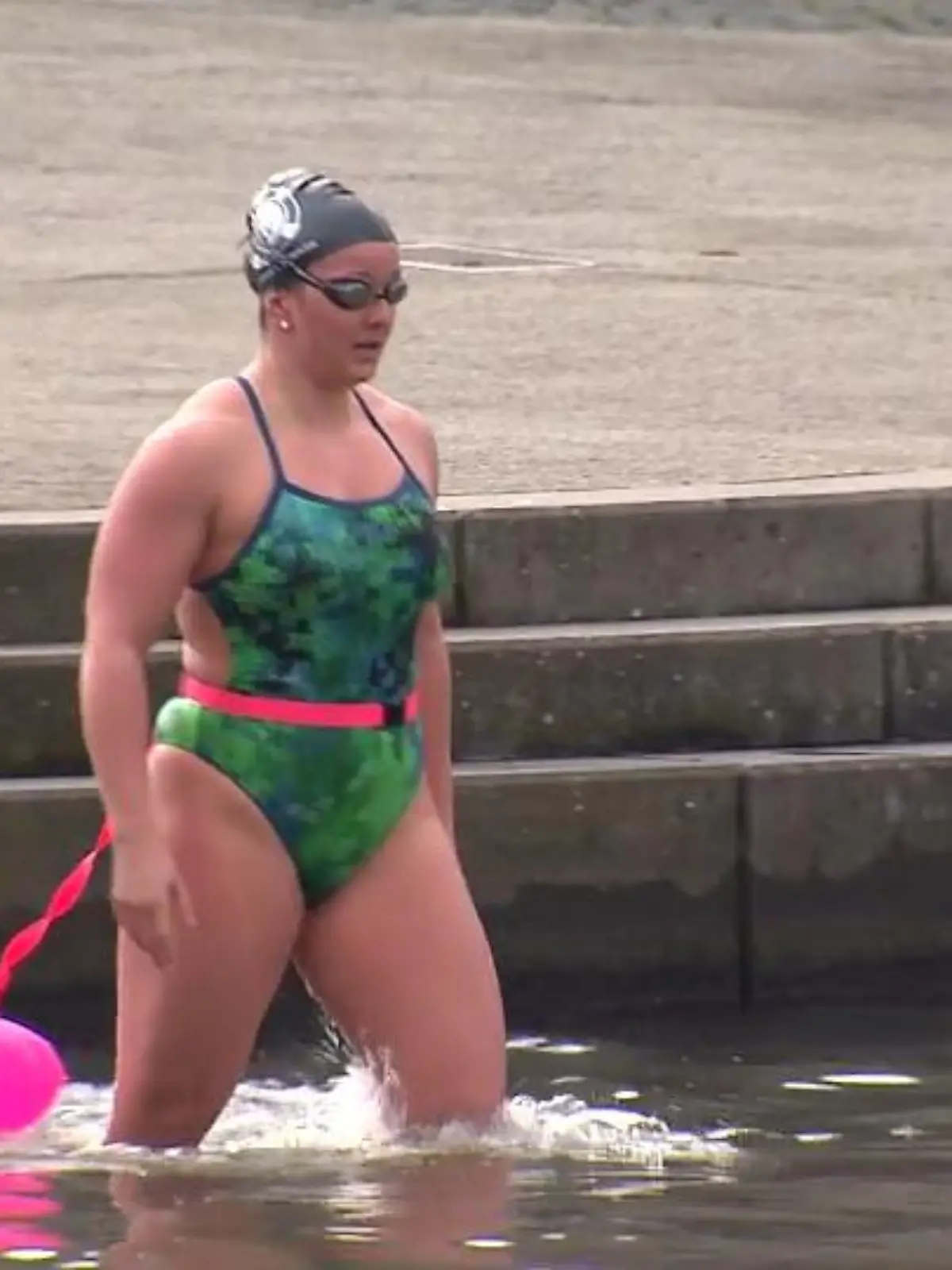 Die Offenbacherin Alexa Ortwein trägt mit gerade Mal 23 Jahren mehrere Medaillen um den Hals und ist Weltmeisterin in der Extremsportart Eisschwimmen. Bei der WM in Polen hat die Hessin diverse Siege gelandet und trainiert neben ihrem Studium mehrmals die Woche bei unter fünf Grad Wassertemperatur. Was Alexa daran begeistert und wie sie es in dem kalten Wasser aushält, sehen Sie im Video!