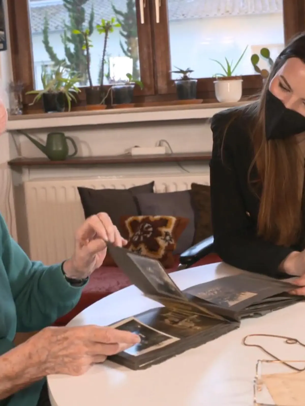 Die 93-jährige Else hat im Zweiten Weltkrieg miterlebt, wie Bomben fielen und sie mitsamt ihrer Familie Schutz im Keller und Bunker suchen musste. Sie war 12 Jahre alt - so alt wie viele ukrainische Kinder heute.