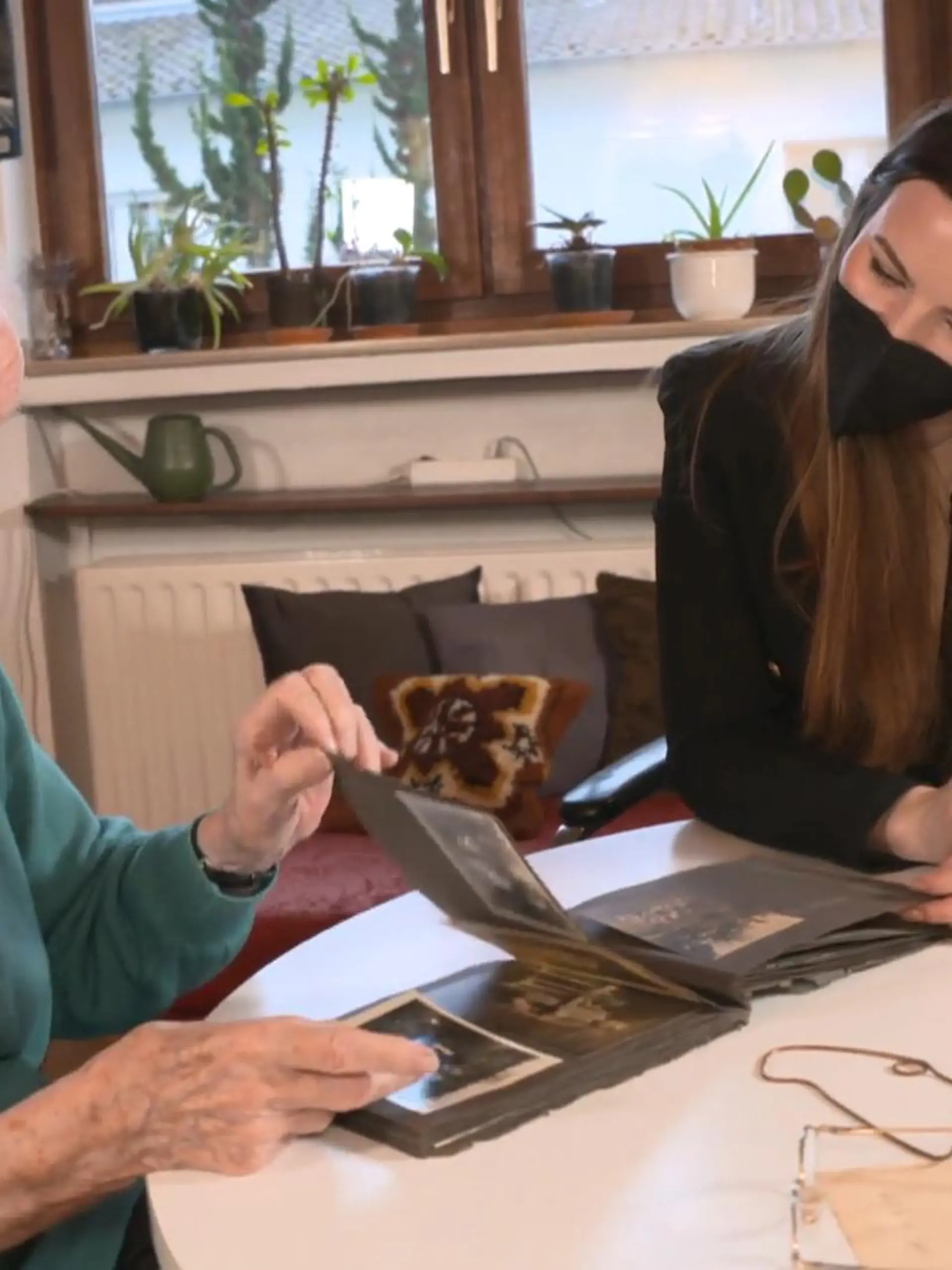 Die 93-jährige Else hat im Zweiten Weltkrieg miterlebt, wie Bomben fielen und sie mitsamt ihrer Familie Schutz im Keller und Bunker suchen musste. Sie war 12 Jahre alt - so alt wie viele ukrainische Kinder heute.