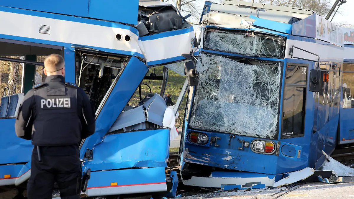 02.03.2022, Mecklenburg-Vorpommern, Rostock: Nach einem Zusammenstoß von zwei Straßenbahnen sichern Polizisten die Unfallstelle. Rund 30 Menschen wurden bei dem Unfall verletzt, drei davon schwer. Auch einer der Fahrer wurde schwer verletzt. Foto: Bernd Wüstneck/dpa-Zentralbild/dpa +++ dpa-Bildfunk +++