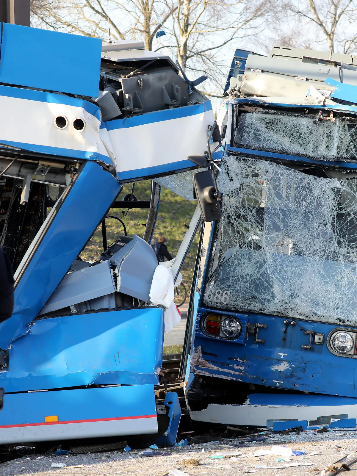 02.03.2022, Mecklenburg-Vorpommern, Rostock: Nach einem Zusammenstoß von zwei Straßenbahnen sichern Polizisten die Unfallstelle. Rund 30 Menschen wurden bei dem Unfall verletzt, drei davon schwer. Auch einer der Fahrer wurde schwer verletzt. Foto: Bernd Wüstneck/dpa-Zentralbild/dpa +++ dpa-Bildfunk +++