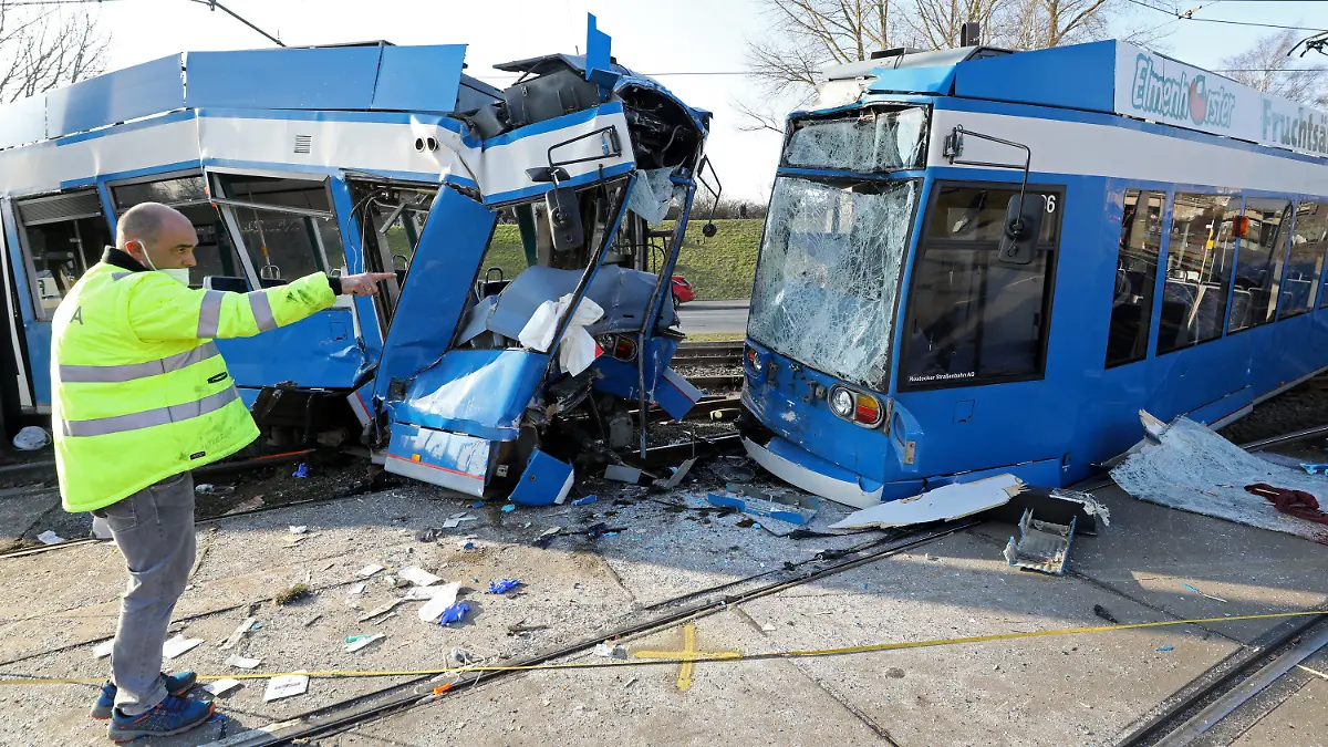 02.03.2022, Mecklenburg-Vorpommern, Rostock: Nach einem Zusammenstoß von zwei Straßenbahnen dokumentieren Sachverständige die Lage. Rund 30 Menschen wurden bei dem Unfall verletzt, drei davon schwer. Auch einer der Fahrer wurde schwer verletzt. Foto: Bernd Wüstneck/dpa-Zentralbild/dpa +++ dpa-Bildfunk +++