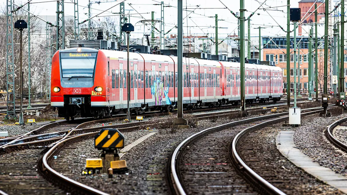 17.02.2022, Niedersachsen, Hannover: Eine Regionalbahn steht am Morgen am Hauptbahnhof. Die Bahn hat in einigen Bundesländern den Fernverkehr wegen des Sturmtiefs eingestellt. Foto: Moritz Frankenberg/dpa +++ dpa-Bildfunk +++