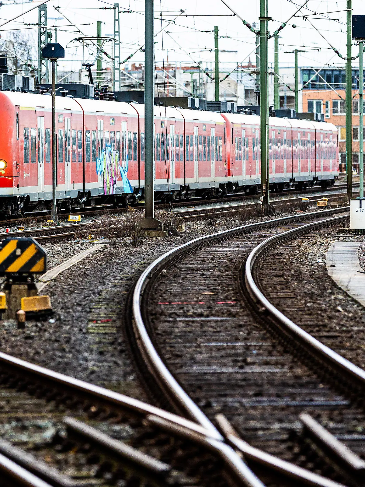 17.02.2022, Niedersachsen, Hannover: Eine Regionalbahn steht am Morgen am Hauptbahnhof. Die Bahn hat in einigen Bundesländern den Fernverkehr wegen des Sturmtiefs eingestellt. Foto: Moritz Frankenberg/dpa +++ dpa-Bildfunk +++