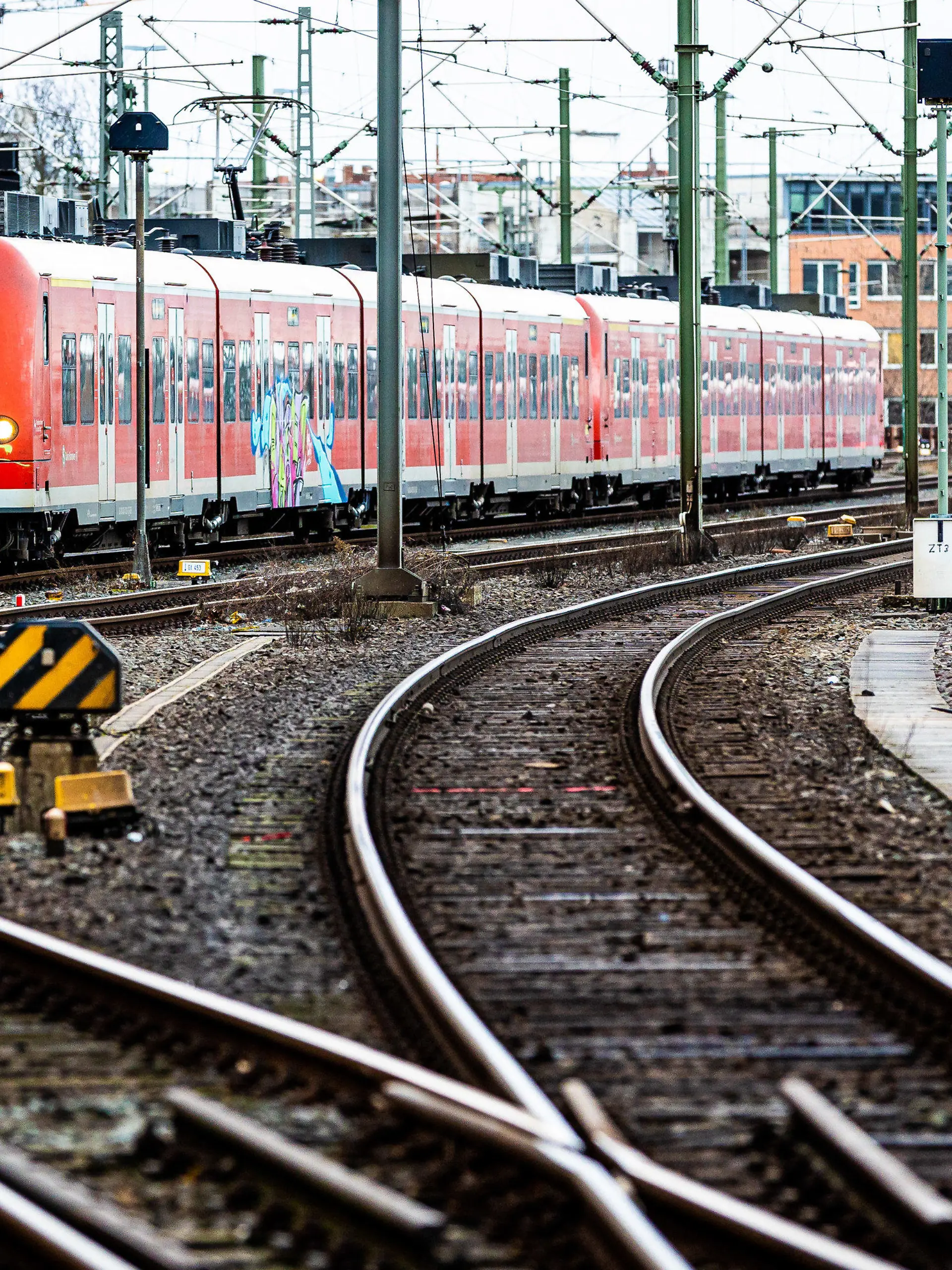 17.02.2022, Niedersachsen, Hannover: Eine Regionalbahn steht am Morgen am Hauptbahnhof. Die Bahn hat in einigen Bundesländern den Fernverkehr wegen des Sturmtiefs eingestellt. Foto: Moritz Frankenberg/dpa +++ dpa-Bildfunk +++
