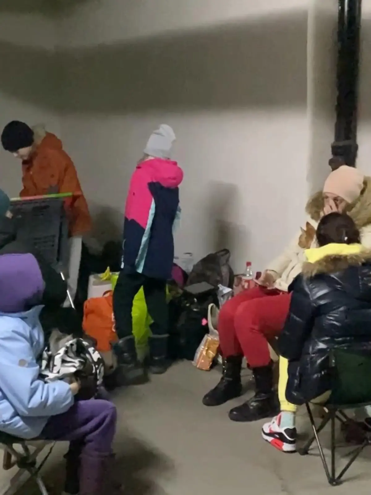 Aus Angst vor den Raketen harren viele Menschen in der Hauptstadt nach wie vor im Untergrund aus - in Tunneln, U-Bahnhöfen oder wie hier in einem Parkhaus.