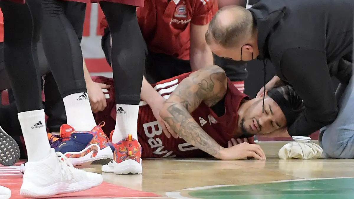 02.03.2022, xemx, Basketball BBL Bundesliga, FC Bayern Muenchen Basketball - Hamburg Towers emspor, v.l. Nick Weiler-Babb FC Bayern Basketball verletzt sich schwer wird behandelt Muenchen *** 02 03 2022, xemx, basketball BBL Bundesliga, FC Bayern Muenchen basketball Hamburg Towers emspor, v l Nick Weiler Babb FC Bayern basketball injured badly is treated Muenchen
