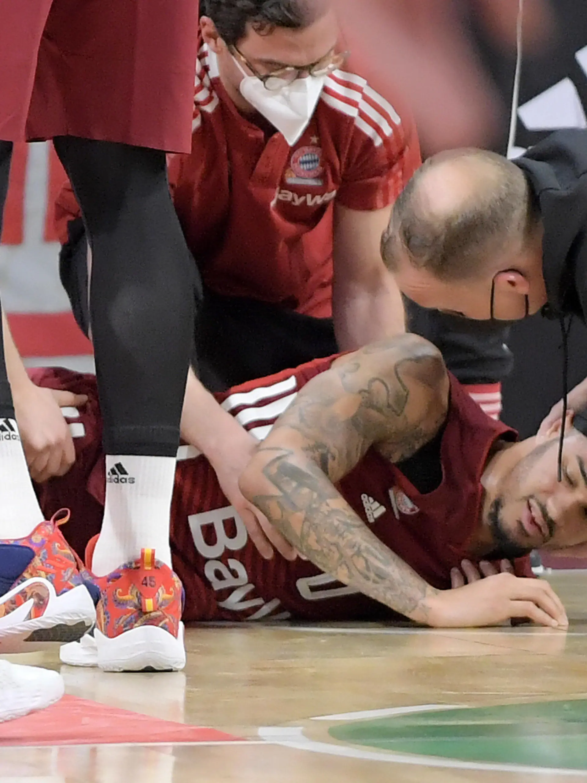  02.03.2022, xemx, Basketball BBL Bundesliga, FC Bayern Muenchen Basketball - Hamburg Towers emspor, v.l. Nick Weiler-Babb FC Bayern Basketball verletzt sich schwer wird behandelt Muenchen *** 02 03 2022, xemx, basketball BBL Bundesliga, FC Bayern Muenchen basketball Hamburg Towers emspor, v l Nick Weiler Babb FC Bayern basketball injured badly is treated Muenchen