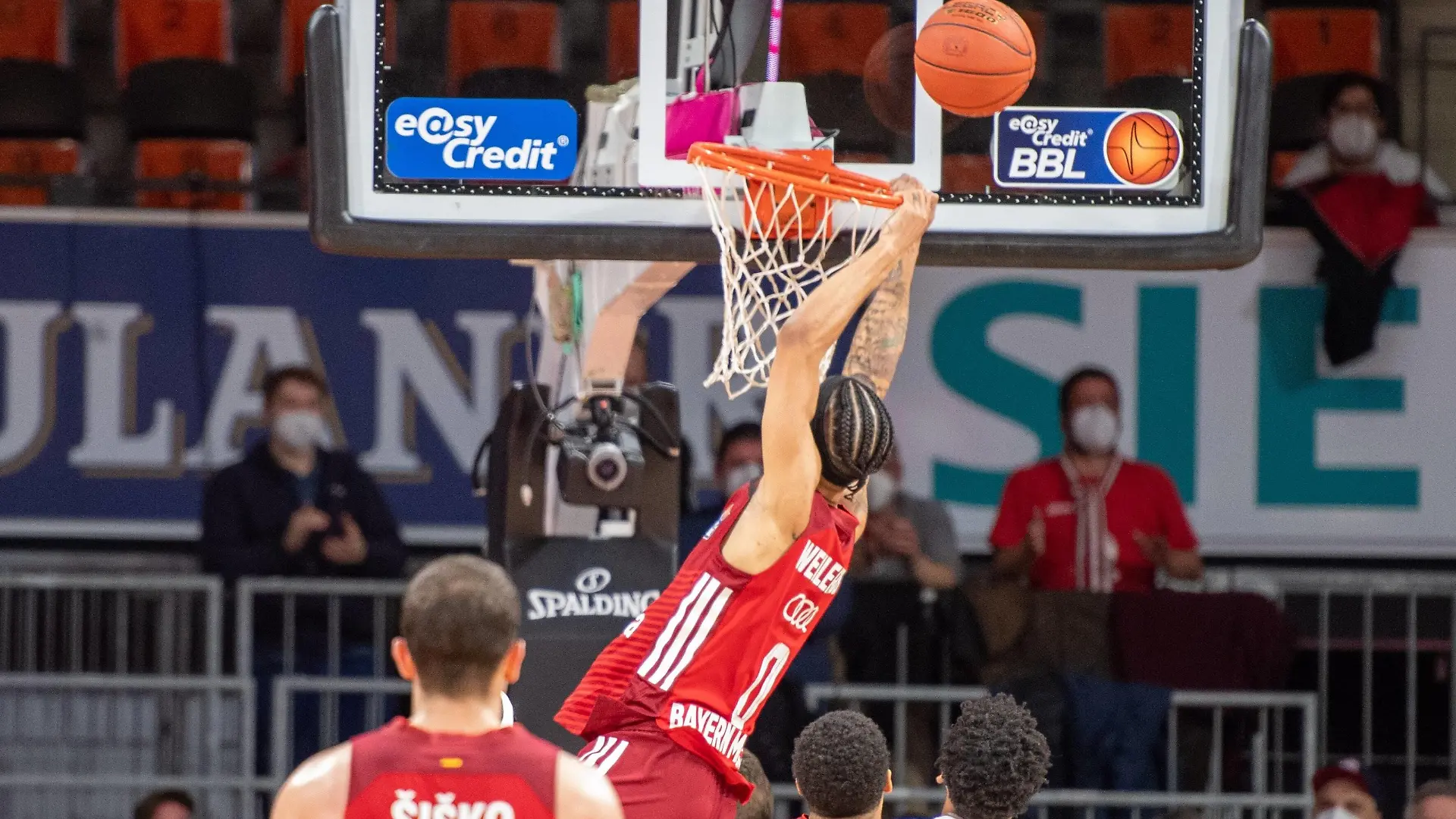 Nick Weiler-Babb 0 FC Bayern, Dunk, im Rahmen dessen er schwer gestuerzt ist, FC Bayern Basketball vs. Hamburg Towers, easyCredit BBL, 02.03.2022 Muenchen Bayern Deutschland *** Nick Weiler Babb 0 FC Bayern , Dunk, in the context of which he is badly hurt, FC Bayern Basketball vs Hamburg Towers, easyCredit BBL, 02 03 2022 Muenchen Bayern Germany Copyright: xkolbert-press/UlrichxGamelx