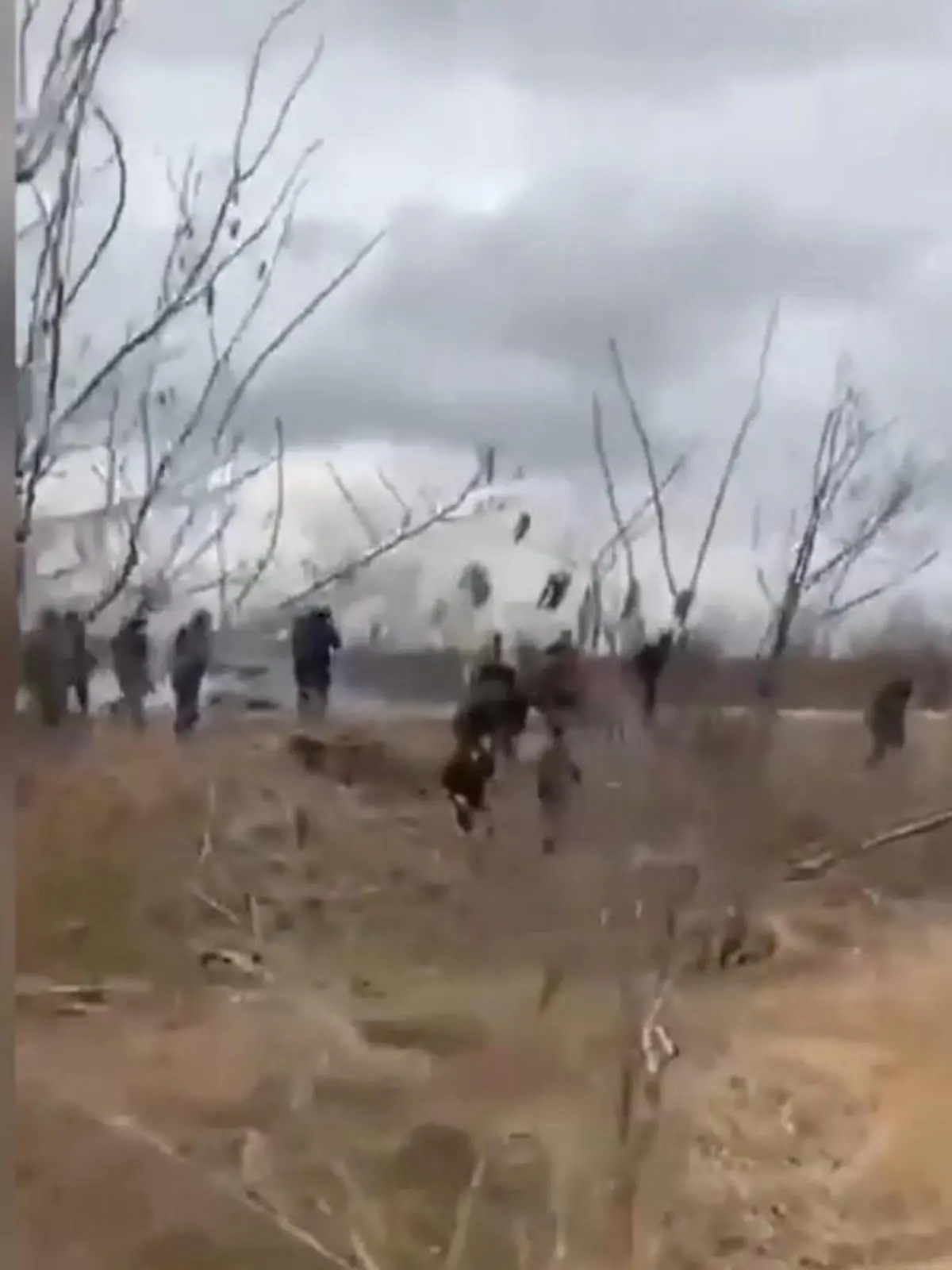 Tag 7 in Putins Angriffskrieg gegen die Ukraine. Dieses Video zeigt unbewaffnete Zivilisten im ostukrainischen Enerhodar- plötzlich werden die Menschen von Granaten beschossen.