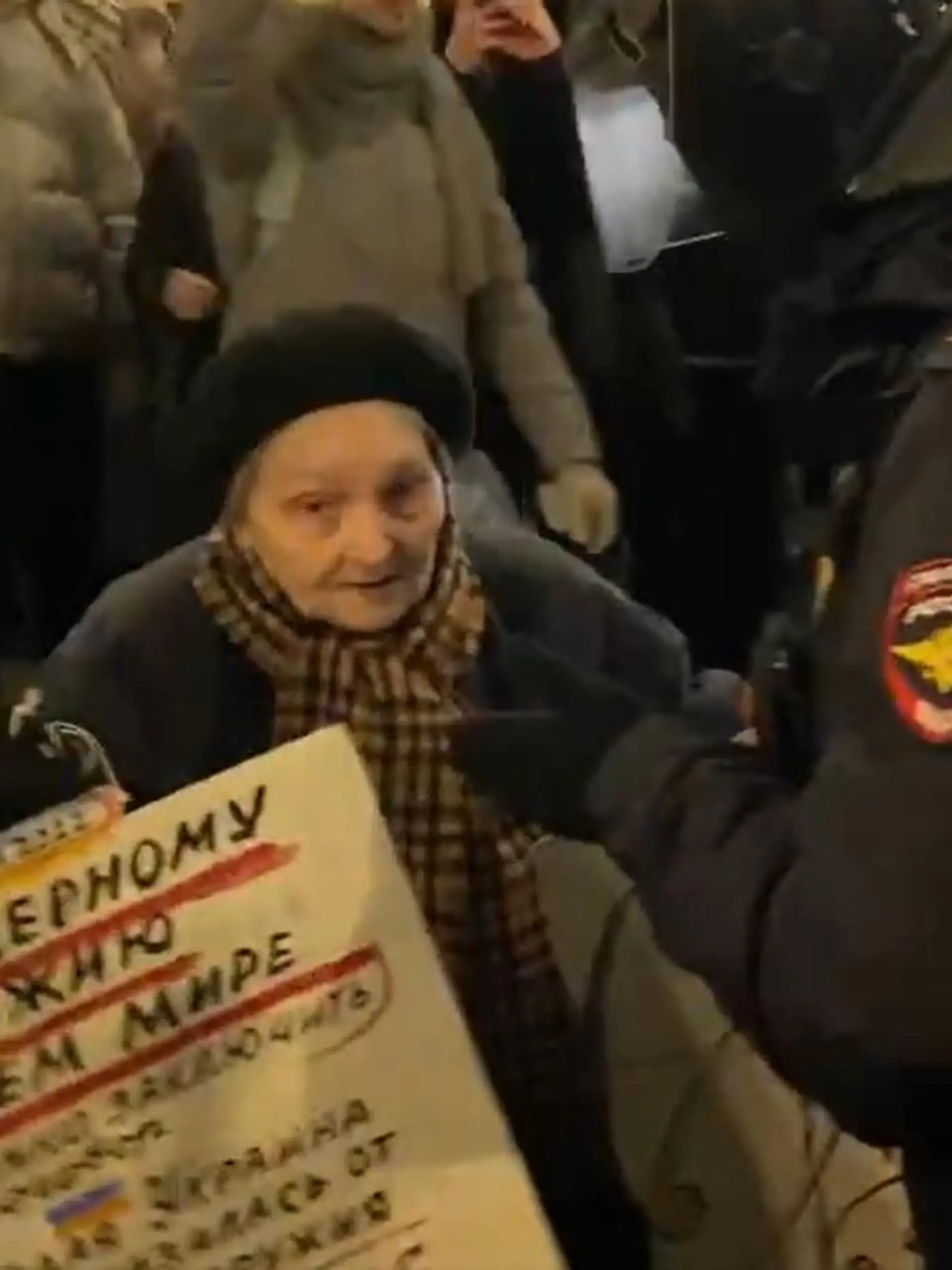 Yelena Osipova wurde in St. Petersburg von Polizisten abgeführt.