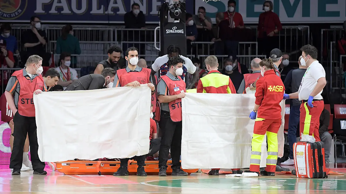 02.03.2022, xemx, Basketball BBL Bundesliga, FC Bayern Muenchen Basketball - Hamburg Towers emspor, v.l. Nick Weiler-Babb FC Bayern Basketball verletzt sich schwer wird behandelt Muenchen *** 02 03 2022, xemx, basketball BBL Bundesliga, FC Bayern Muenchen basketball Hamburg Towers emspor, v l Nick Weiler Babb FC Bayern basketball injured badly is treated Muenchen