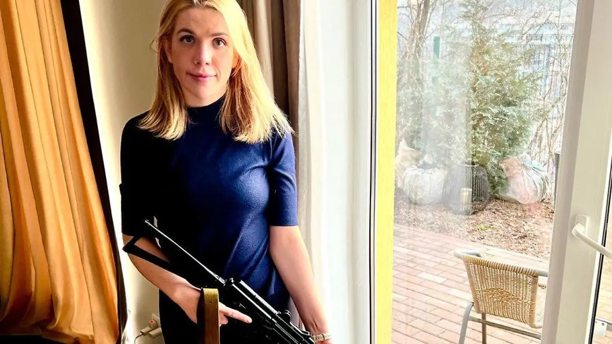 ukrainischen Abgeordnete Kira Rudik mit Maschinengewehr