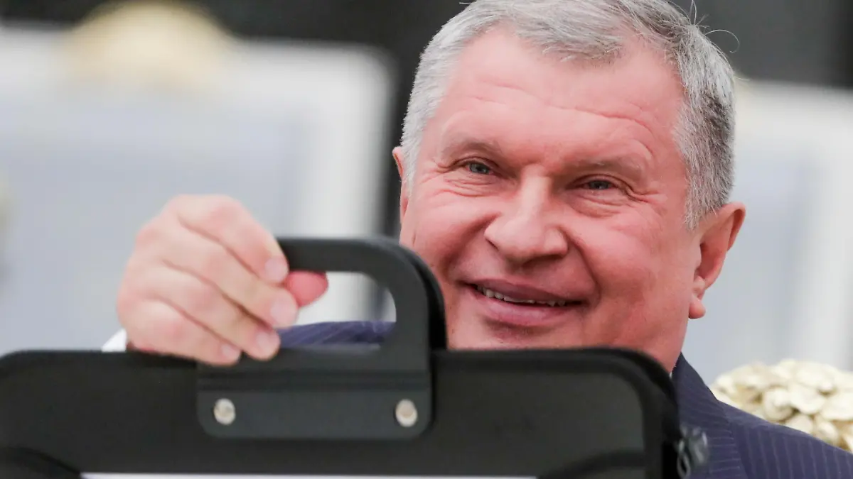 01.11.2018, Russland, Moskau: MOSCOW, RUSSIA - NOVEMBER 1, 2018: Rosneft CEO and Management Board Chairman Igor Sechin ahead of a meeting between Russia's President Vladimir Putin and members of the German Eastern Business Association at the Moscow Kremlin. Mikhail Metzel/TASS Foto: Mikhail Metzel/TASS/dpa