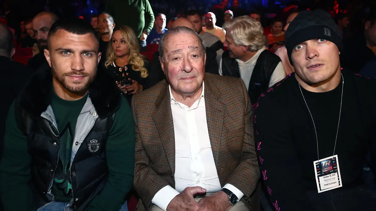 PHILADELPHIA, UNITED STATES - OCTOBER 18, 2019: Ukrainian professional boxer Vasyl Lomachenko L, US boxing promoter Robert Bob Arum C, and Ukrainian professional boxer Oleksandr Usyk before a light heavyweight world title unification boxing fight between IBF belt-holder Artur Beterbiev of Russia and WBC titlist Oleksandr Gvozdyk of Ukraine at the Liacouras Center in Philadelphia, Pennsylvania, United States. Valery Sharifulin/TASS PUBLICATIONxINxGERxAUTxONLY TS0BF6DF
