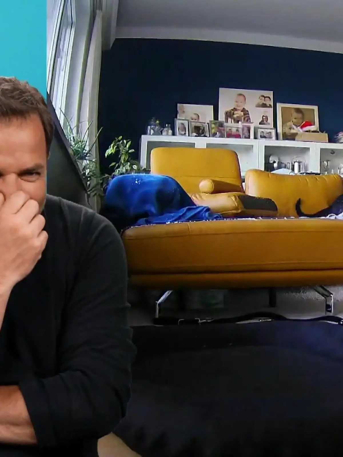 Hündin Cora hat Spaß mit dem Sitzsack der Müllers. Und Martin Rütter? Der feiert's!
