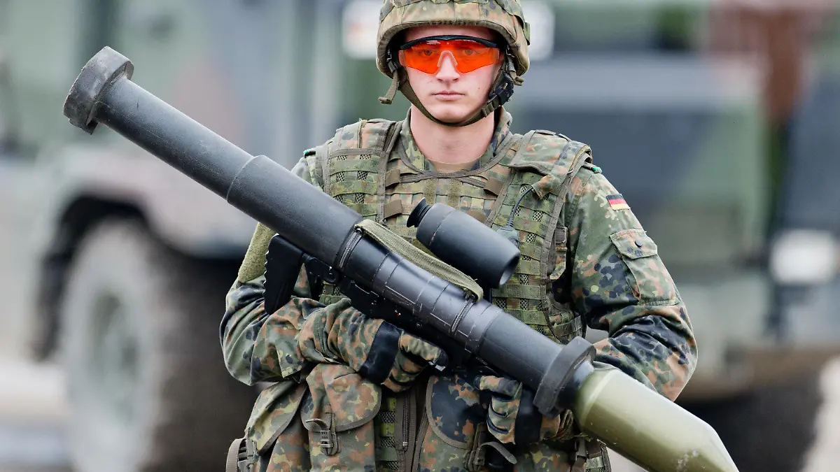 ARCHIV - 14.10.2016, Niedersachsen, Munster: Ein Soldat hält auf dem Truppenübungsplatz Munster (Niedersachsen) im Rahmen der Informationslehrübung "Landoperationen 2016" eine Panzerfaust 3 in der Hand.  Deutschland liefert nun Waffen aus den Beständen der Bundeswehr an die Ukraine. Wie Regierungssprecher Hebestreit mitteilte, werden die ukrainischen Streitkräfte mit 1000 Panzerabwehrwaffen sowie 500 Boden-Luft-Raketen vom Typ «Stinger» unterstützt. (Zu dpa "Deutschland liefert Waffen aus Bundeswehrbeständen an Ukraine") Foto: picture alliance / dpa +++ dpa-Bildfunk +++