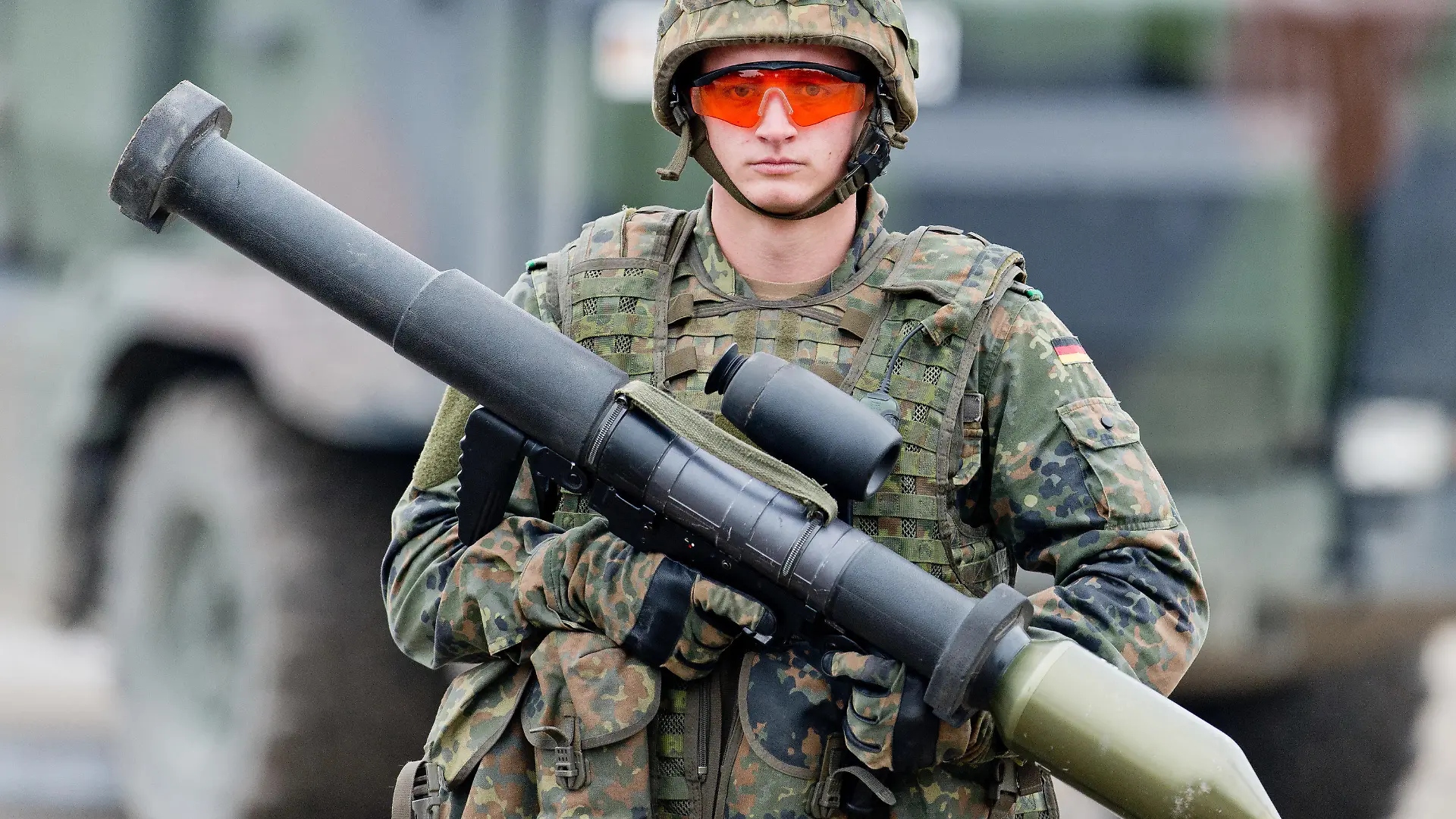 ARCHIV - 14.10.2016, Niedersachsen, Munster: Ein Soldat hält auf dem Truppenübungsplatz Munster (Niedersachsen) im Rahmen der Informationslehrübung "Landoperationen 2016" eine Panzerfaust 3 in der Hand.  Deutschland liefert nun Waffen aus den Beständen der Bundeswehr an die Ukraine. Wie Regierungssprecher Hebestreit mitteilte, werden die ukrainischen Streitkräfte mit 1000 Panzerabwehrwaffen sowie 500 Boden-Luft-Raketen vom Typ «Stinger» unterstützt. (Zu dpa "Deutschland liefert Waffen aus Bundeswehrbeständen an Ukraine") Foto: picture alliance / dpa +++ dpa-Bildfunk +++