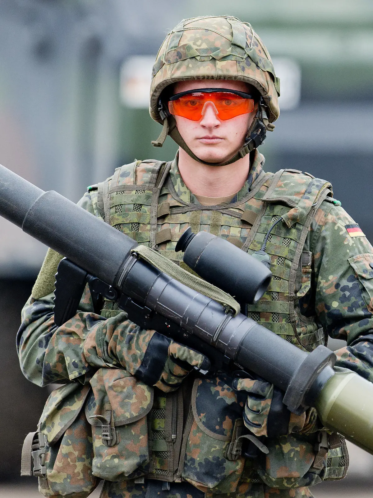 ARCHIV - 14.10.2016, Niedersachsen, Munster: Ein Soldat hält auf dem Truppenübungsplatz Munster (Niedersachsen) im Rahmen der Informationslehrübung "Landoperationen 2016" eine Panzerfaust 3 in der Hand.  Deutschland liefert nun Waffen aus den Beständen der Bundeswehr an die Ukraine. Wie Regierungssprecher Hebestreit mitteilte, werden die ukrainischen Streitkräfte mit 1000 Panzerabwehrwaffen sowie 500 Boden-Luft-Raketen vom Typ «Stinger» unterstützt. (Zu dpa "Deutschland liefert Waffen aus Bundeswehrbeständen an Ukraine") Foto: picture alliance / dpa +++ dpa-Bildfunk +++