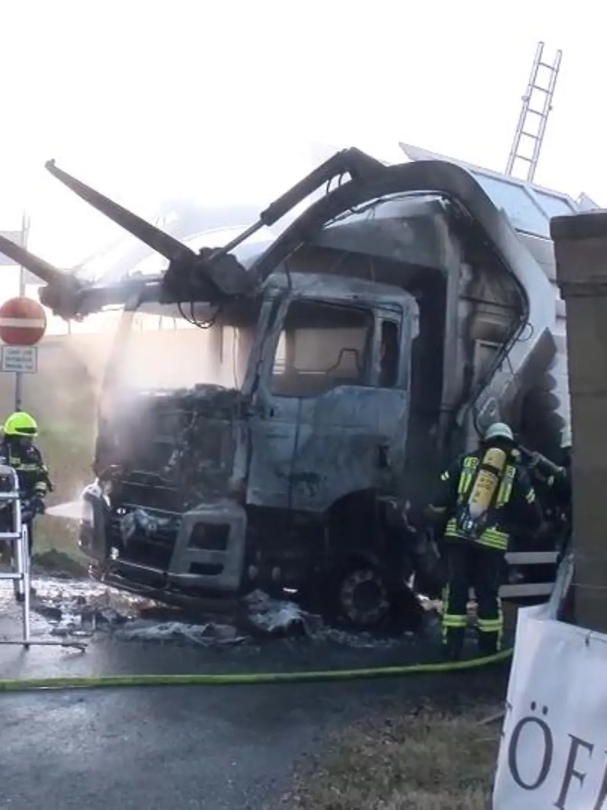 Auf der L600 im Bereich Leimen-Lingental geht heute morgen ein Müllaster in Flammen auf.  Der Fahrer handelt schnell und bringt sich in Sicherheit. Die Rettungsarbeiten werden jedoch von ungeduldigen Autofahrern erschwert.