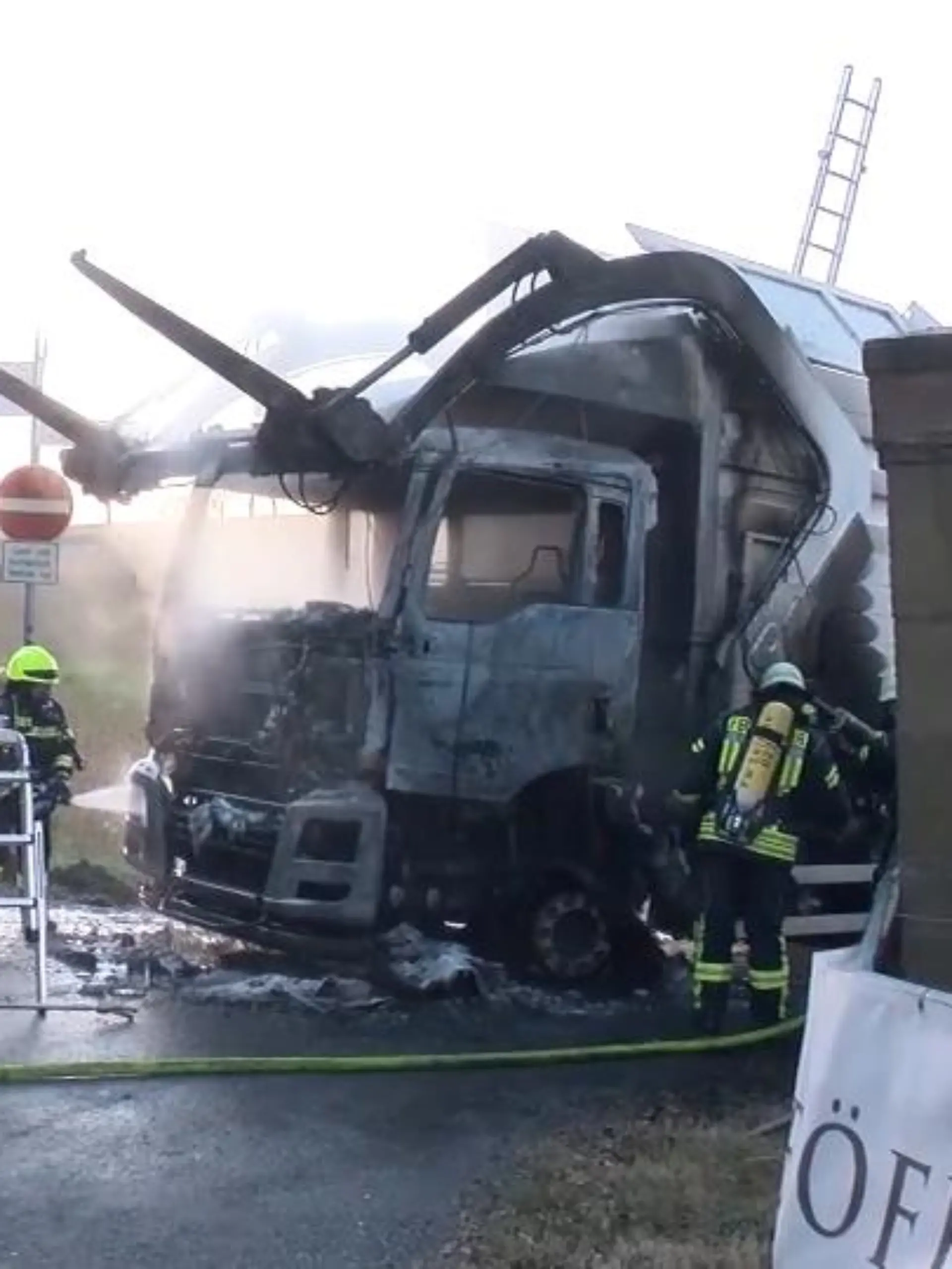Auf der L600 im Bereich Leimen-Lingental geht heute morgen ein Müllaster in Flammen auf.  Der Fahrer handelt schnell und bringt sich in Sicherheit. Die Rettungsarbeiten werden jedoch von ungeduldigen Autofahrern erschwert.