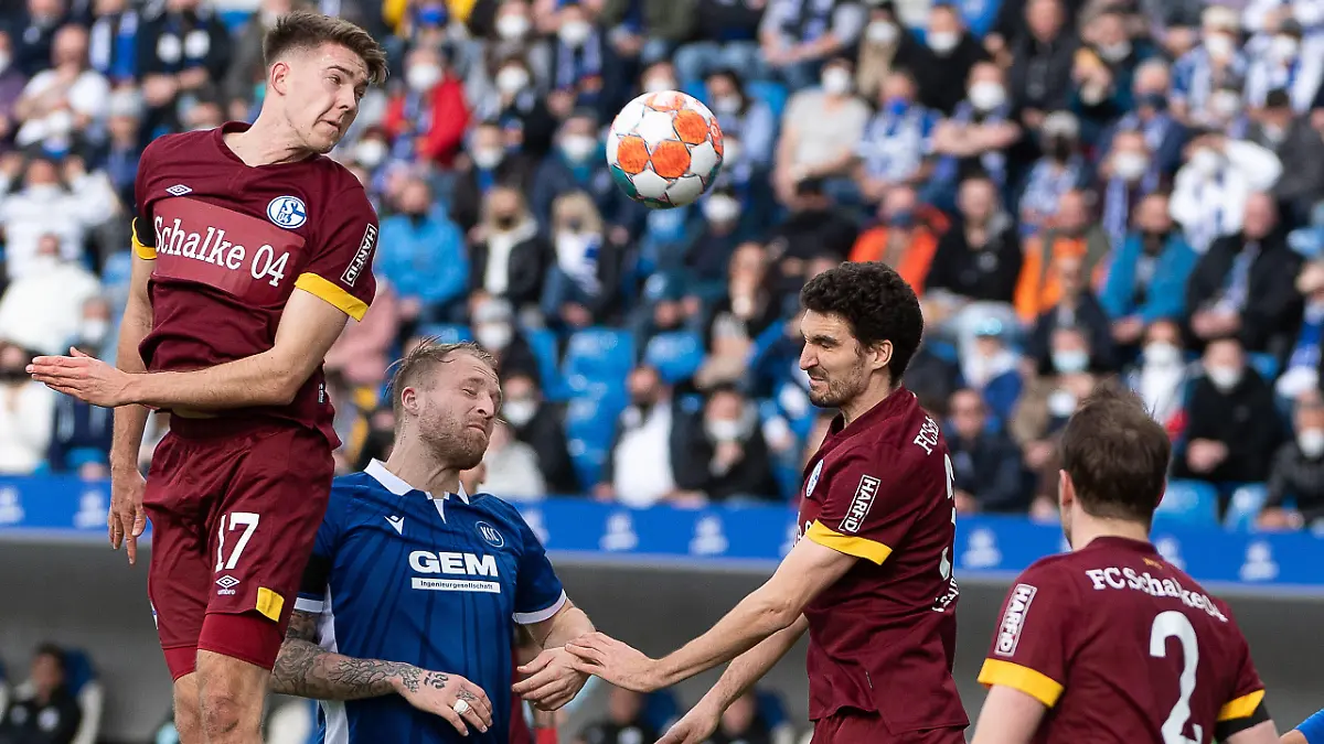  Florian Flick FC Schalke 04 17, Philipp Hofmann Karlsruher SC, 33, Marcin Kaminski FC Schalke 04 35, Thomas Ouwejan FC Schalke 04 02, Karlsruher SC vs FC Schalke 04, Fussball, Herren, 2. Bundesliga, 24. Spieltag, Saison 21/22, GER, 26.02.2022, DFL REGULATIONS PROHIBIT ANY USE OF PHOTOGRAPHS AS IMAGE SEQUENCES AND/OR QUASI-VIDEO, Karlsruher SC vs FC Schalke 04, Fussball, Herren, 2. Bundesliga, 24. Spieltag, Saison 21/22, GER, 26.02.2022 Karlsruhe *** Florian Flick FC Schalke 04 17 , Philipp Hofmann Karlsruher SC, 33 , Marcin Kaminski FC Schalke 04 35 , Thomas Ouwejan FC Schalke 04 02 , Karlsruher SC vs FC Schalke 04, Football, Men, 2 Bundesliga, 24 Matchday, Season 21 22, GER, 26 02 2022, DFL REGULATES PROHIBIT ANY USE OF PHOTOGRAPHS AS IMAGE SEQUENCES AND OR QUASI VIDEO, Karlsruher SC vs FC Schalke 04, Football, Men, 2 Bundesliga, 24 Matchday, Season 21 22, GER, 26 02 2022 Karlsruhe Copyright: xWolfgangxFrank/Eibner-Pressefotox EP_EER