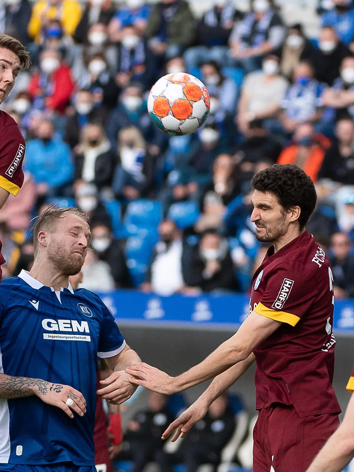  Florian Flick FC Schalke 04 17, Philipp Hofmann Karlsruher SC, 33, Marcin Kaminski FC Schalke 04 35, Thomas Ouwejan FC Schalke 04 02, Karlsruher SC vs FC Schalke 04, Fussball, Herren, 2. Bundesliga, 24. Spieltag, Saison 21/22, GER, 26.02.2022, DFL REGULATIONS PROHIBIT ANY USE OF PHOTOGRAPHS AS IMAGE SEQUENCES AND/OR QUASI-VIDEO, Karlsruher SC vs FC Schalke 04, Fussball, Herren, 2. Bundesliga, 24. Spieltag, Saison 21/22, GER, 26.02.2022 Karlsruhe *** Florian Flick FC Schalke 04 17 , Philipp Hofmann Karlsruher SC, 33 , Marcin Kaminski FC Schalke 04 35 , Thomas Ouwejan FC Schalke 04 02 , Karlsruher SC vs FC Schalke 04, Football, Men, 2 Bundesliga, 24 Matchday, Season 21 22, GER, 26 02 2022, DFL REGULATES PROHIBIT ANY USE OF PHOTOGRAPHS AS IMAGE SEQUENCES AND OR QUASI VIDEO, Karlsruher SC vs FC Schalke 04, Football, Men, 2 Bundesliga, 24 Matchday, Season 21 22, GER, 26 02 2022 Karlsruhe Copyright: xWolfgangxFrank/Eibner-Pressefotox EP_EER