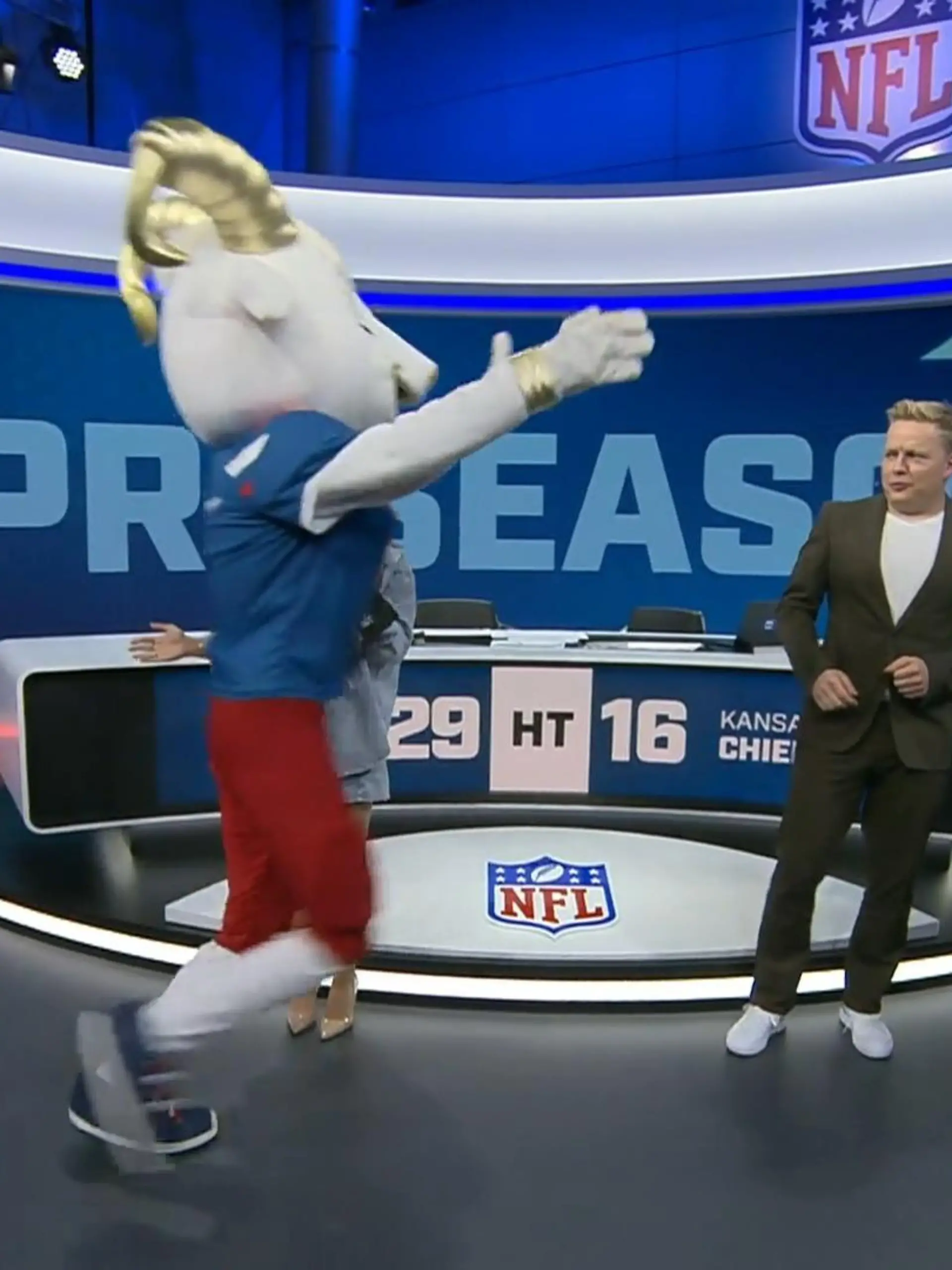 Touchdown Tommy erobert die NFL. Das neue Maskottchen von RTL-NFL stellt sich vor. Doch wie sehen das die Kölner mit ihrem Hennes?