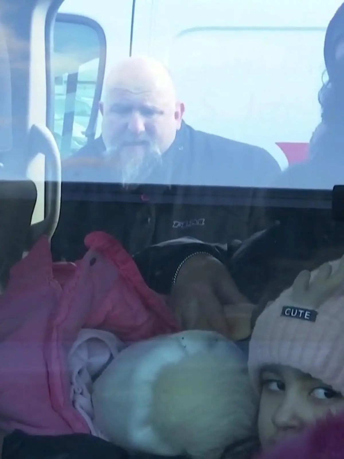 Zum Glück gibt es Menschen wie Karsten. Menschen, die sich aufgrund der aktuell kritischen Lage in der Ukraine bereit sind, Menschen in Not eine helfende Hand zu reichen. Gemeinsam mit seiner Tochter ist der Mann aus dem Hochtaunuskreis nach Przemyśl an die polnisch/ukrainische Grenze gefahren, um Lebensmittel zu spenden. Darüber hinaus pickt er eine ukrainische Familie auf, um sie mit in die sichere Heimat zu nehmen.